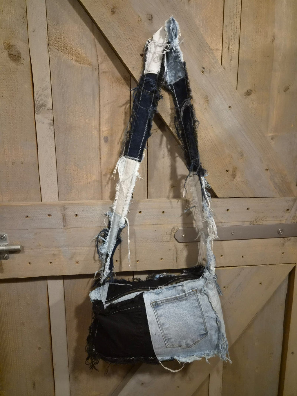 Handgemaakte denim tas van zwart en lichtblauw hergebruikt jeans