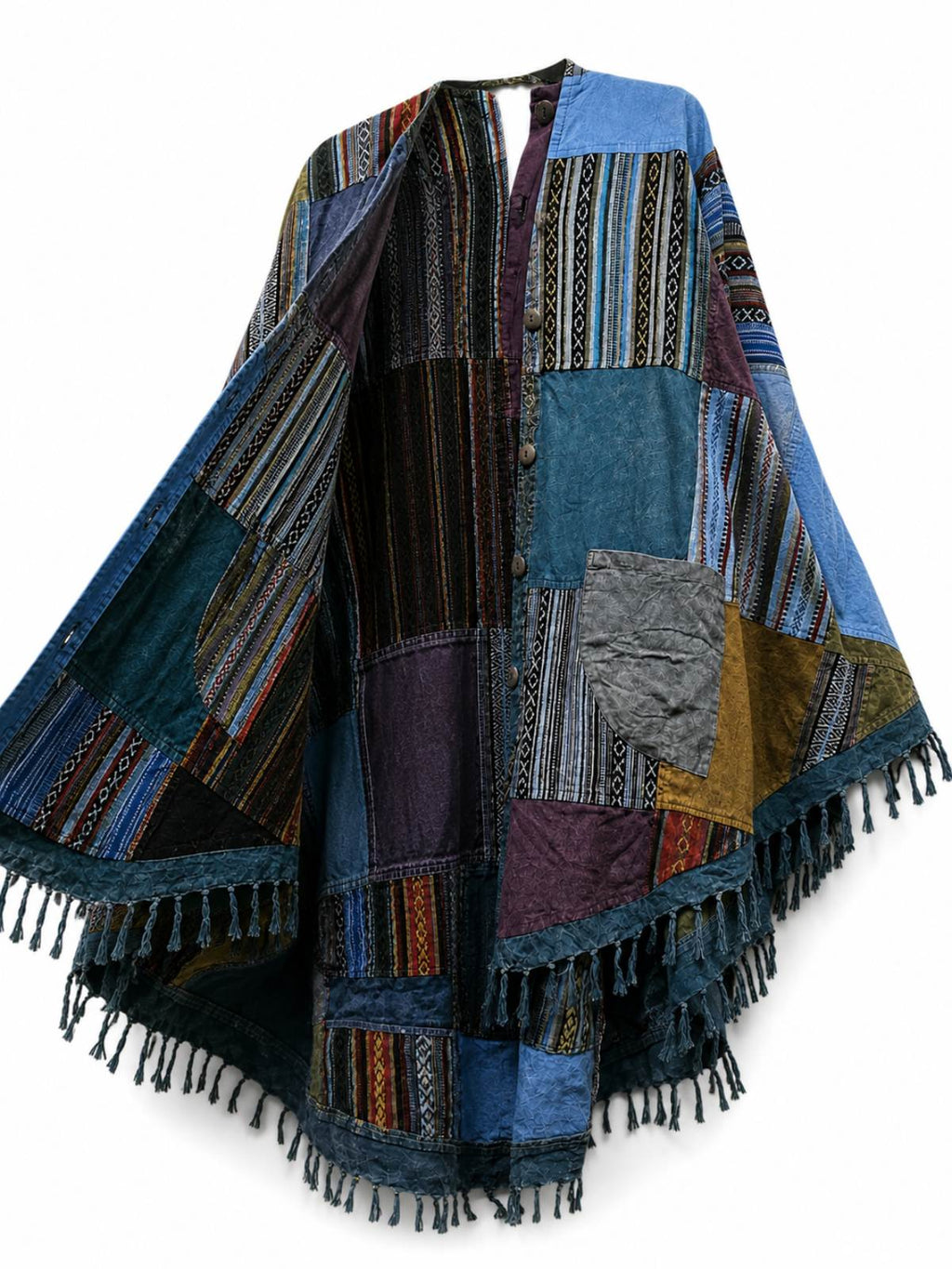 Binnenkant van oversized boho poncho met artisan patchwork details