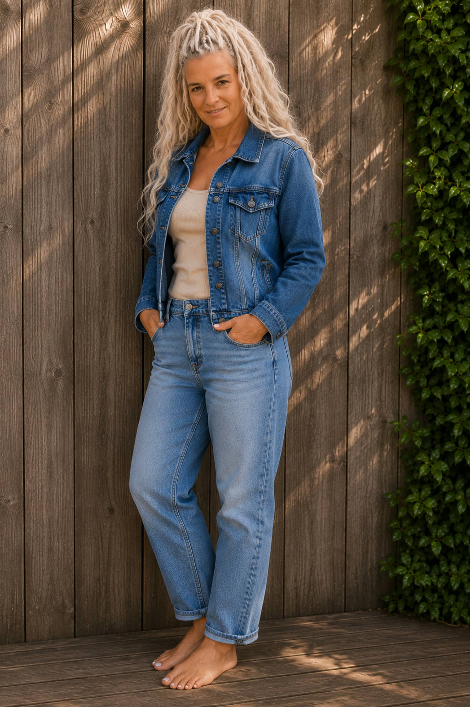 Freedom denim jasje gedragen in driekwart vooraanzicht