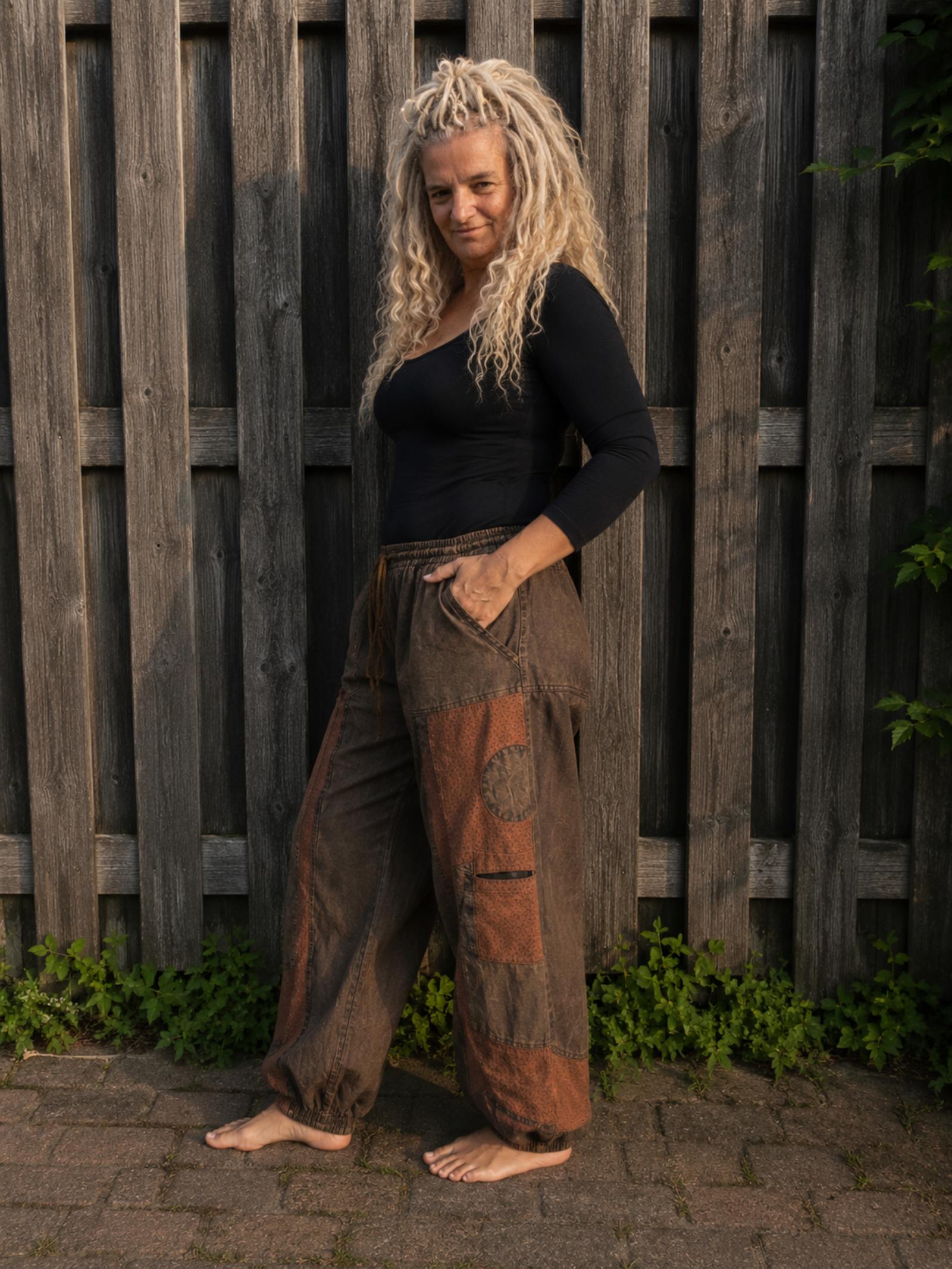Boho baggy broek van de zijkant met grote steekzak en relaxte pasvorm – Old New Atelier