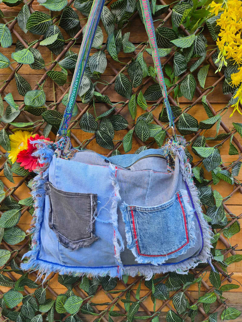Handgemaakte upcycled denim patchwork tas van Old New Atelier