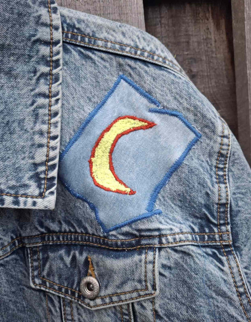 Handgemaakte maan patch op upcycled denim jasje