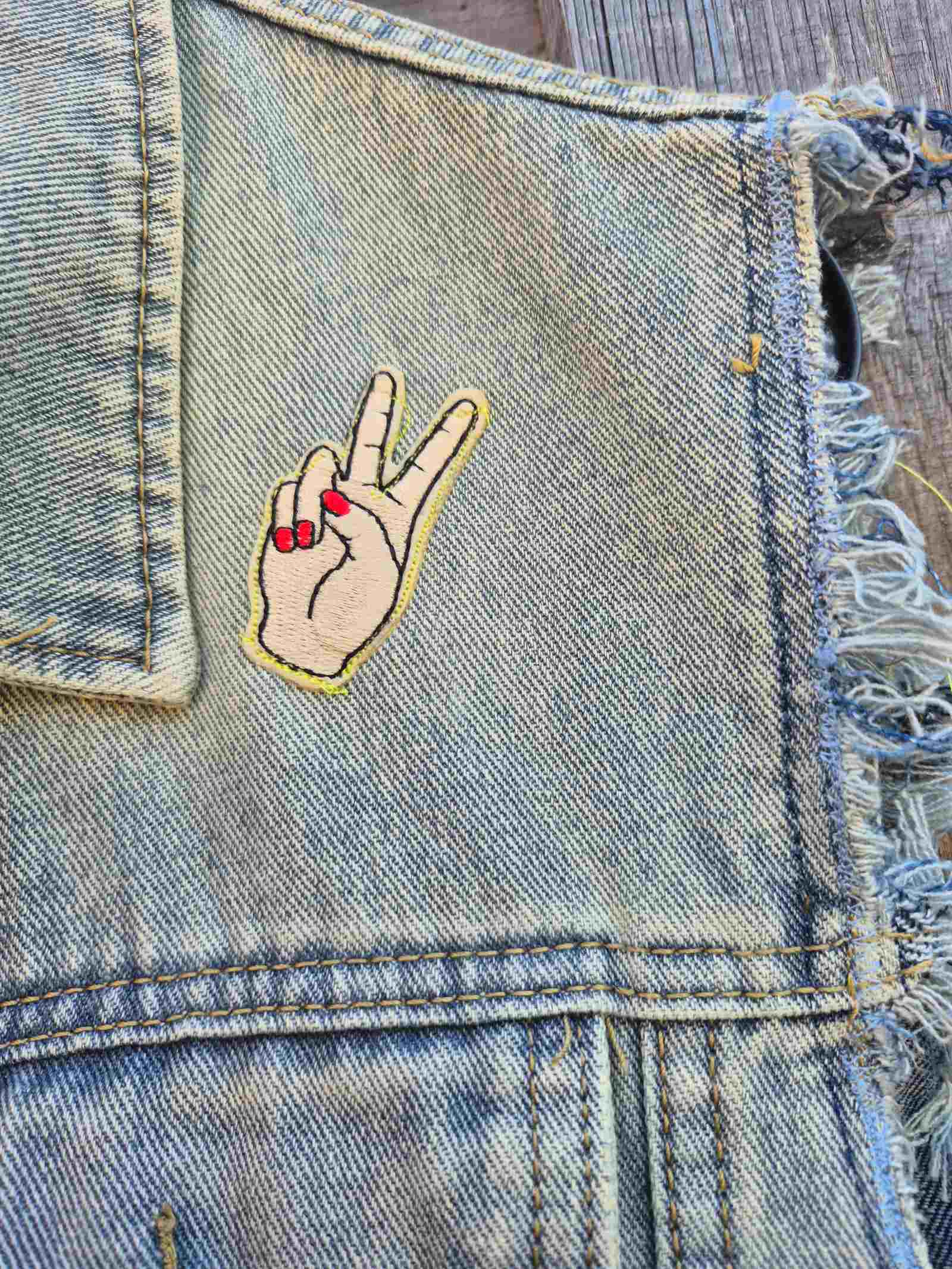 Peace hand patch op handgemaakt upcycled denim gilet