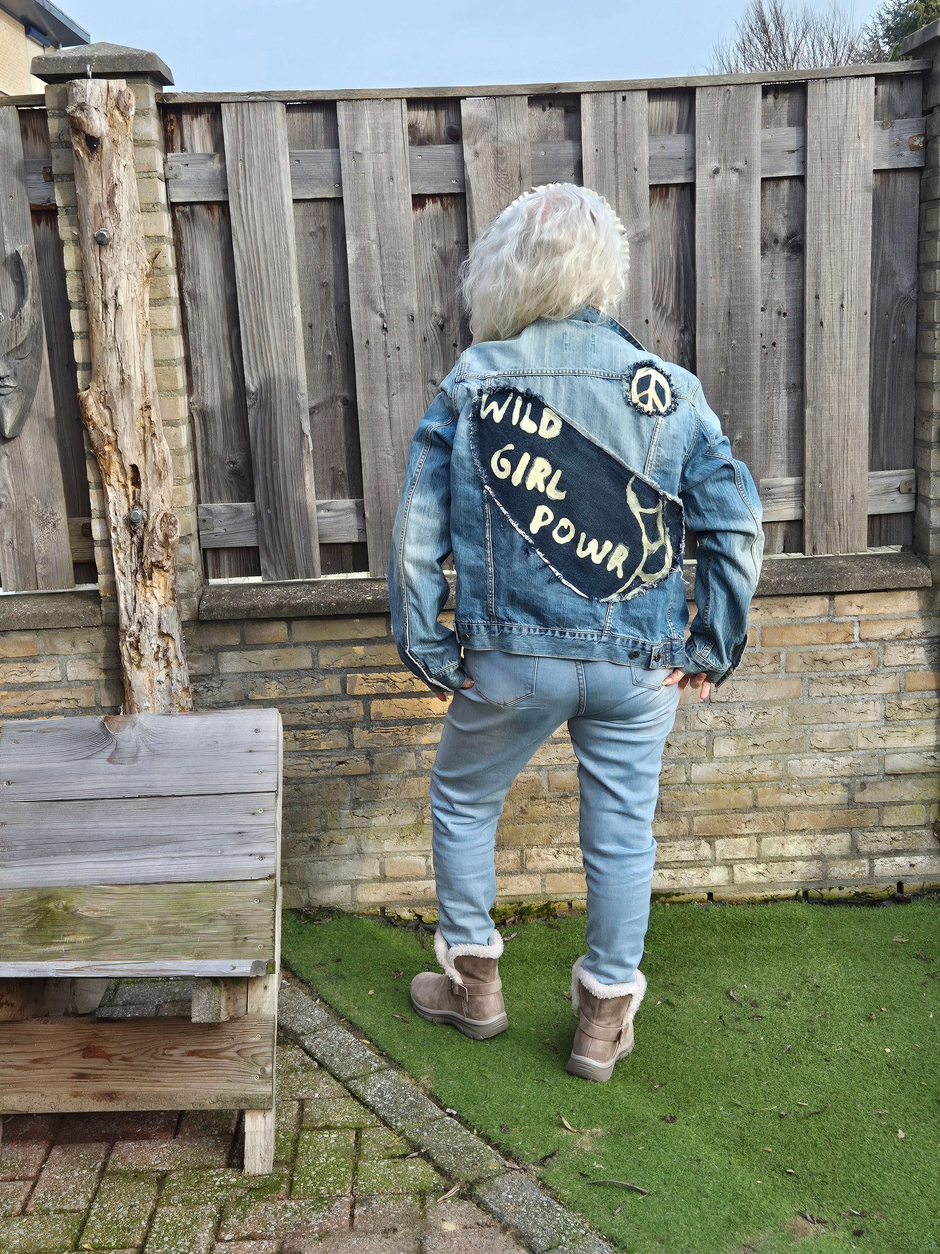handgemaakte denim jas wild girl power upcycled spijkerjasje oldnewatelier