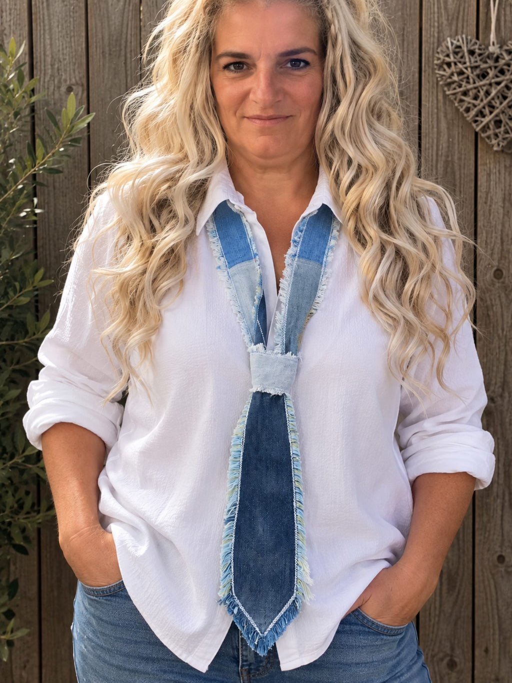 Handgemaakte upcycled denim stropdas gedragen op witte blouse – Old New Atelier