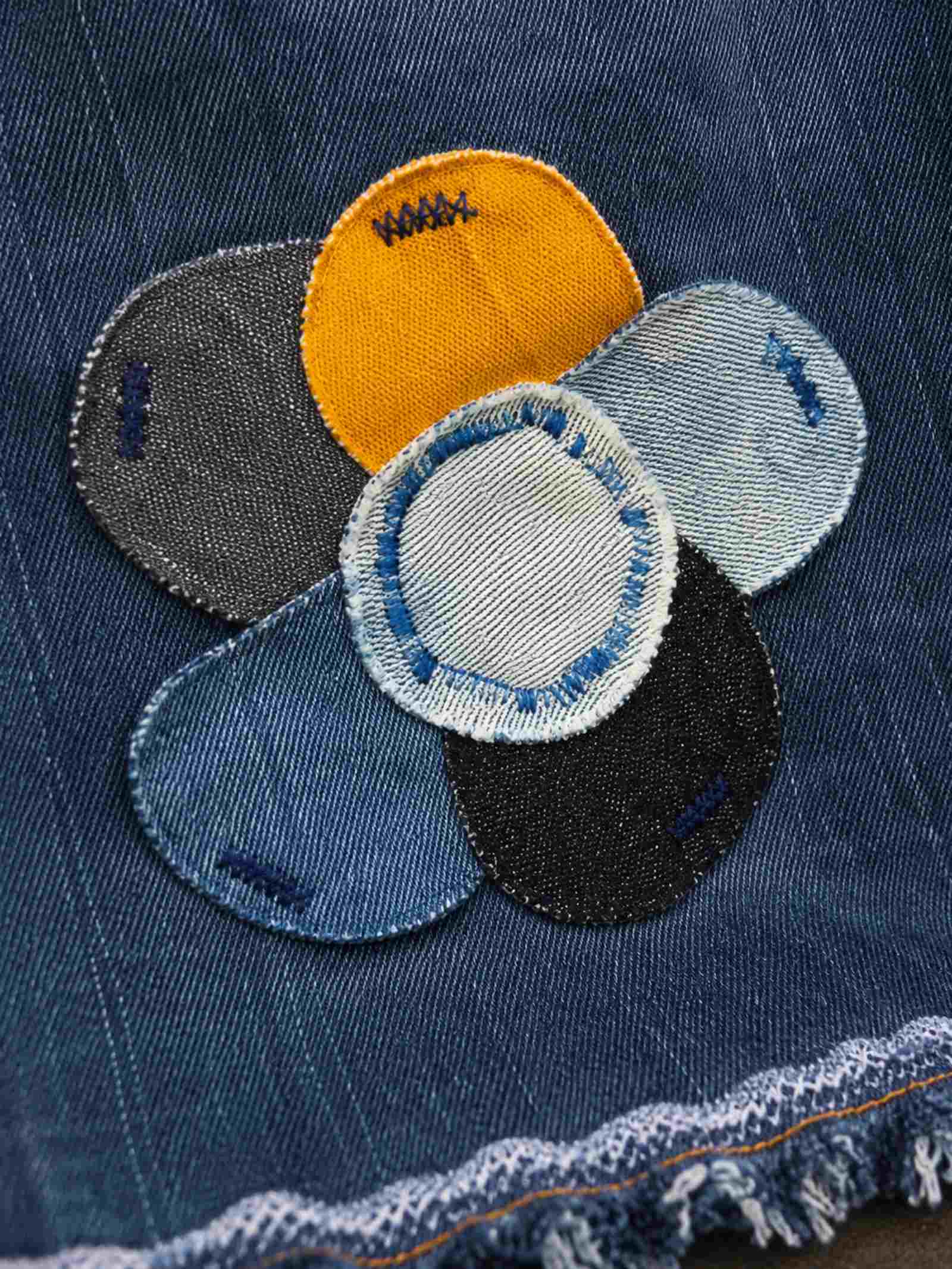 Handgemaakte denim bloem applicatie op one of a kind patchwork rok