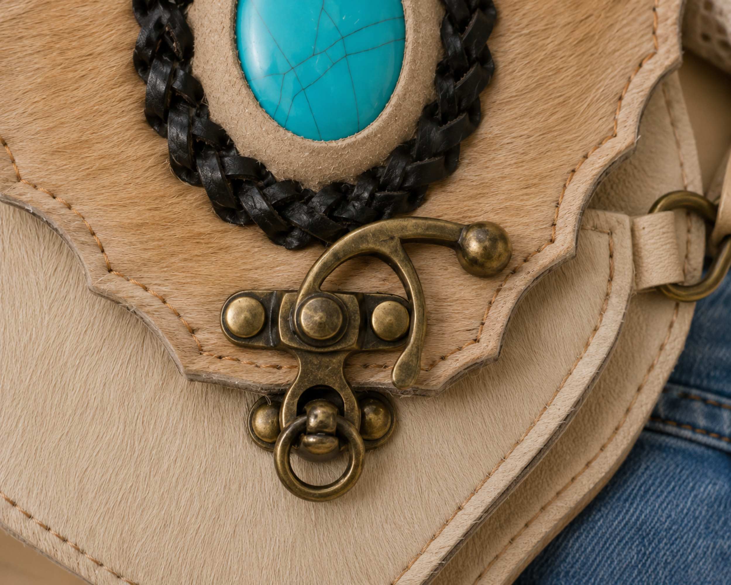 Detail van de metalen sluiting van handgemaakt leren boho heuptasje