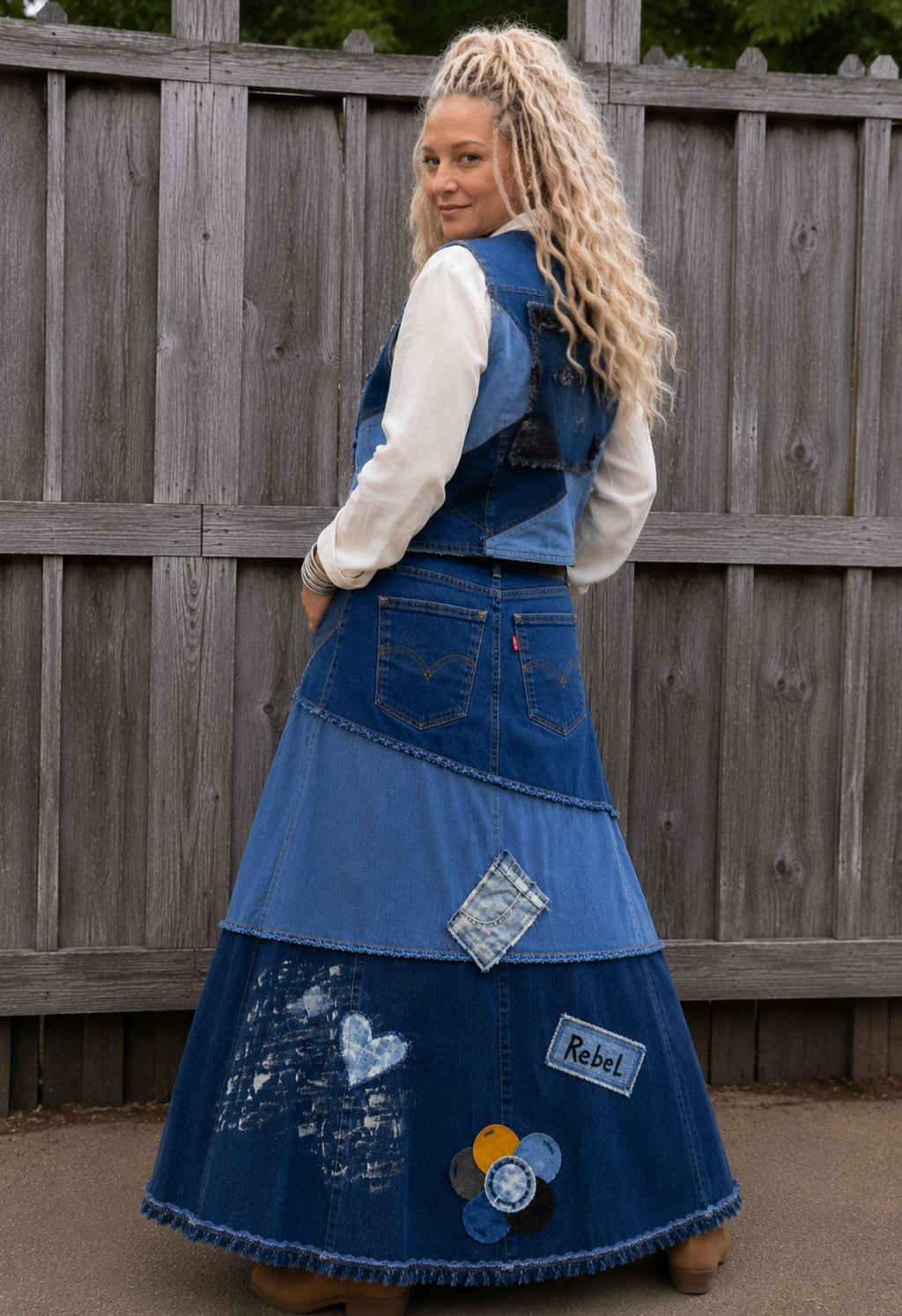 Rebel Soul handgemaakte upcycled denim patchwork rok van gerecyclede Levi's jeans 3/4 achteraanzicht - Old New Atelier