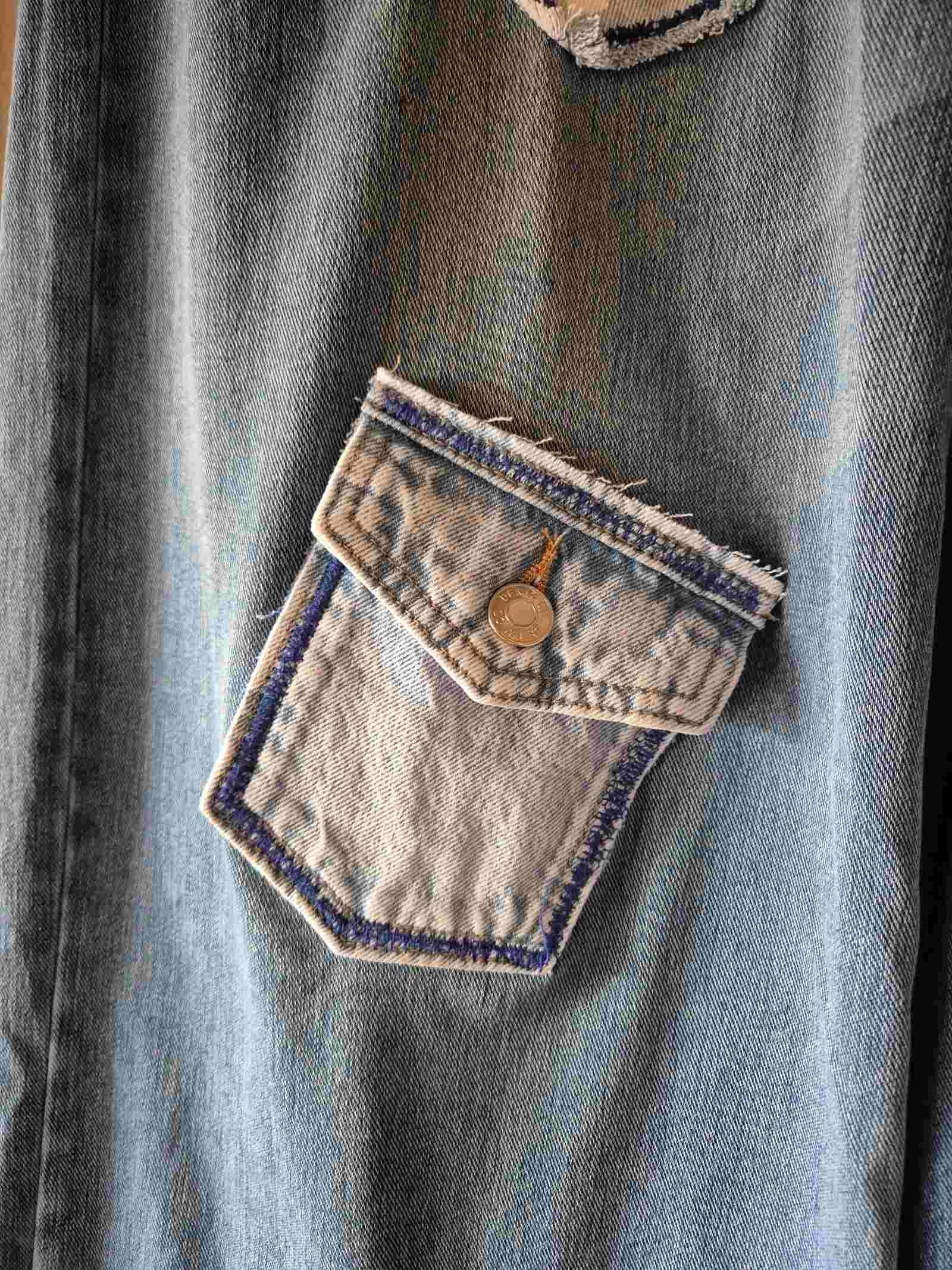Detail opgenaaid denim zakje met rafelranden op Hippie Spirit upcycled jeans