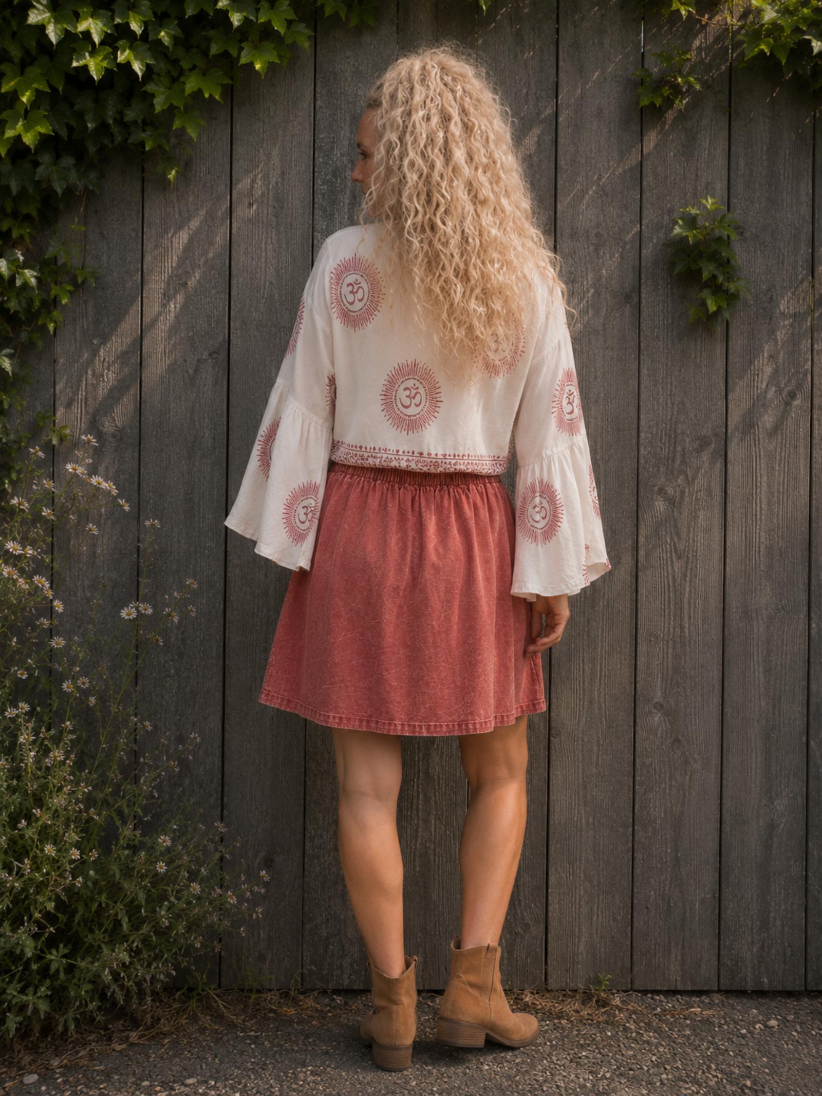 Achterkant van rode boho patchwork rok met elastische tailleband van 100% katoen, handgemaakt in Nepal – Old New Atelier