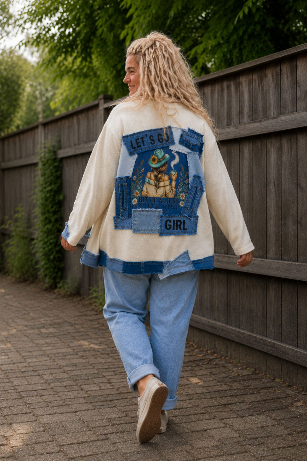 Desert Soul oversized boho sweater gedragen tijdens het lopen met upcycled denim rugkunstwerk