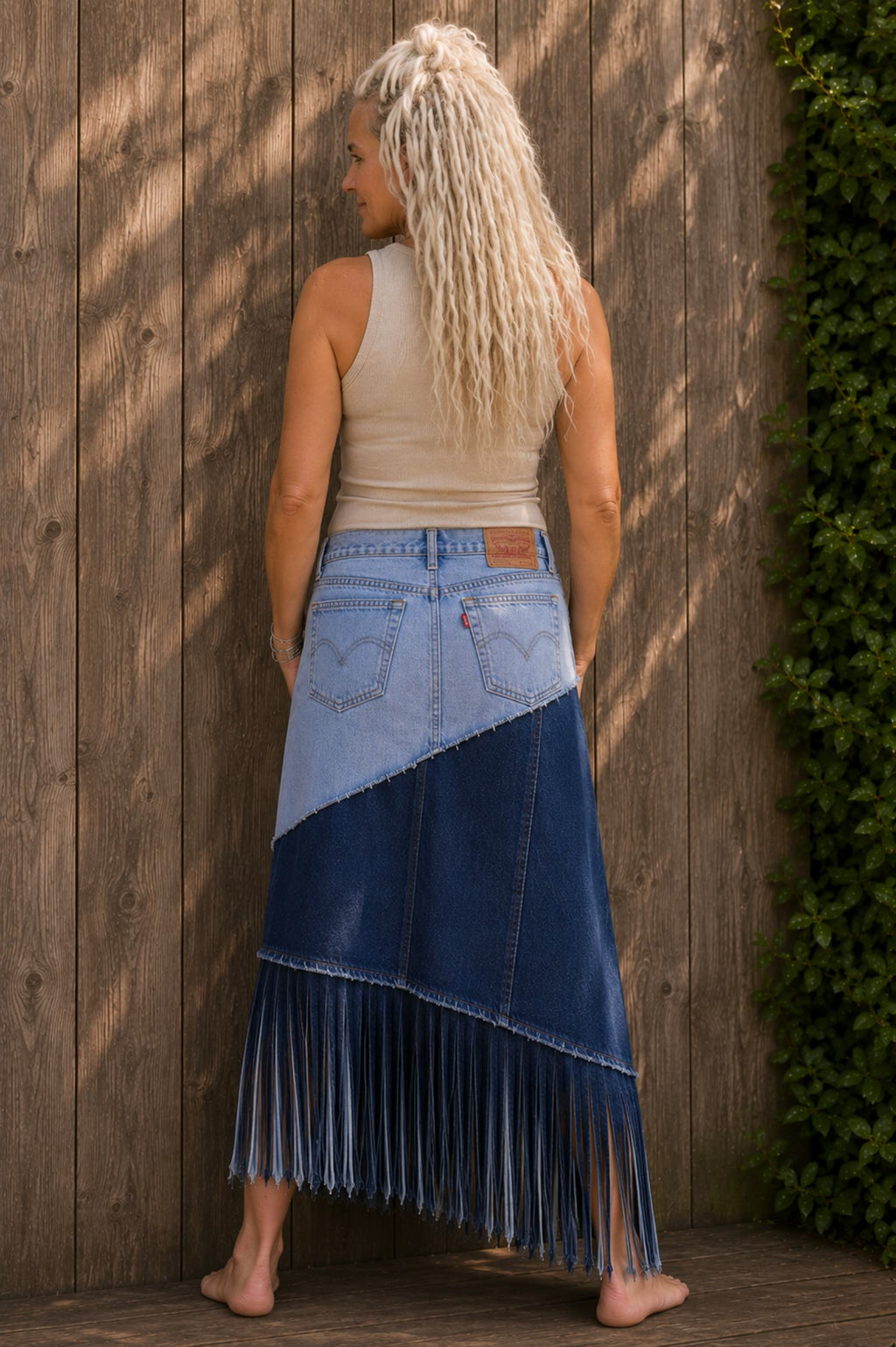 Achterkant gedragen upcycled Levi’s denim rok met patchwork en franjes