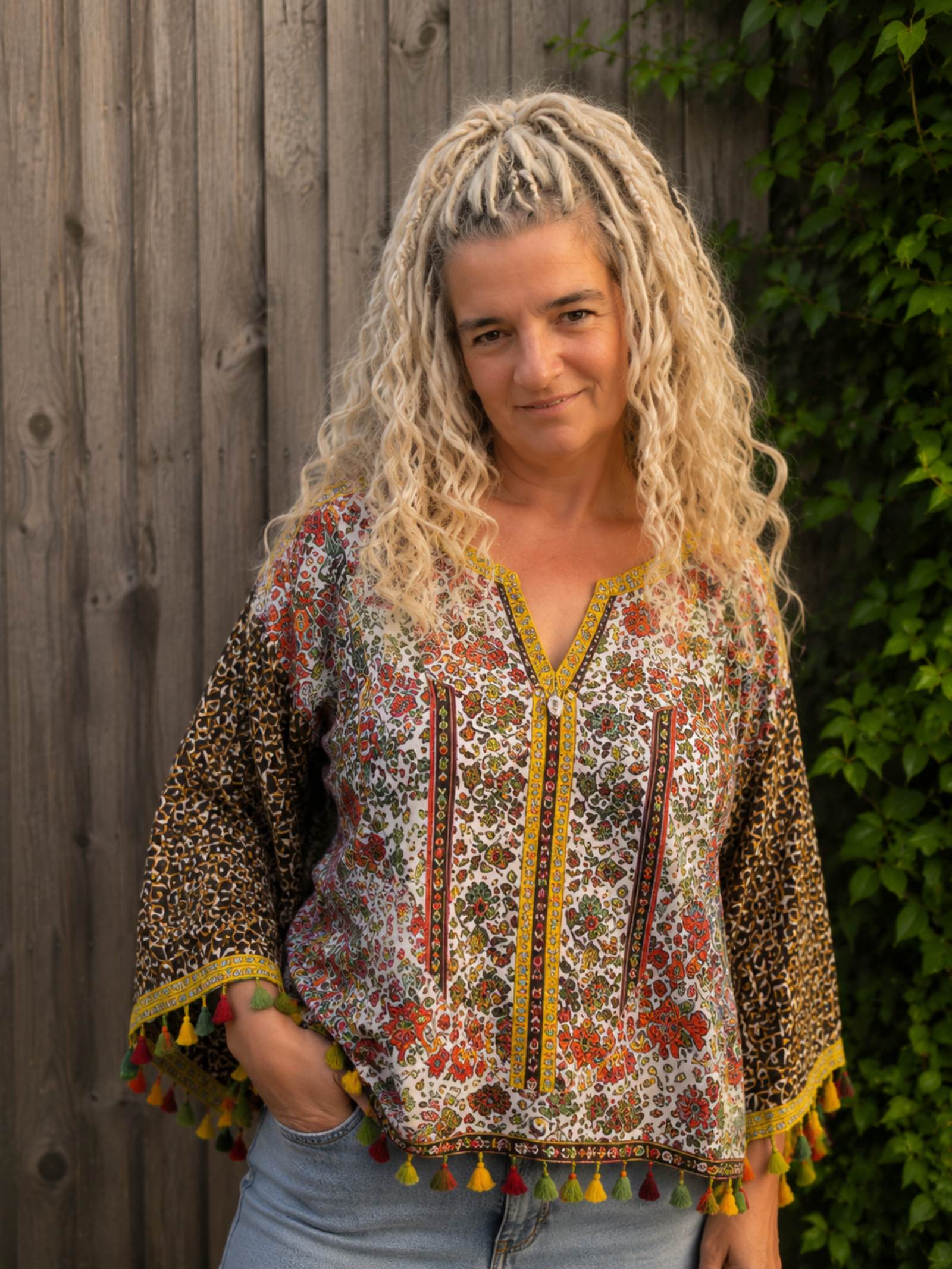 Boho blouse met bloemenprint en geborduurde halslijn gedragen door model
