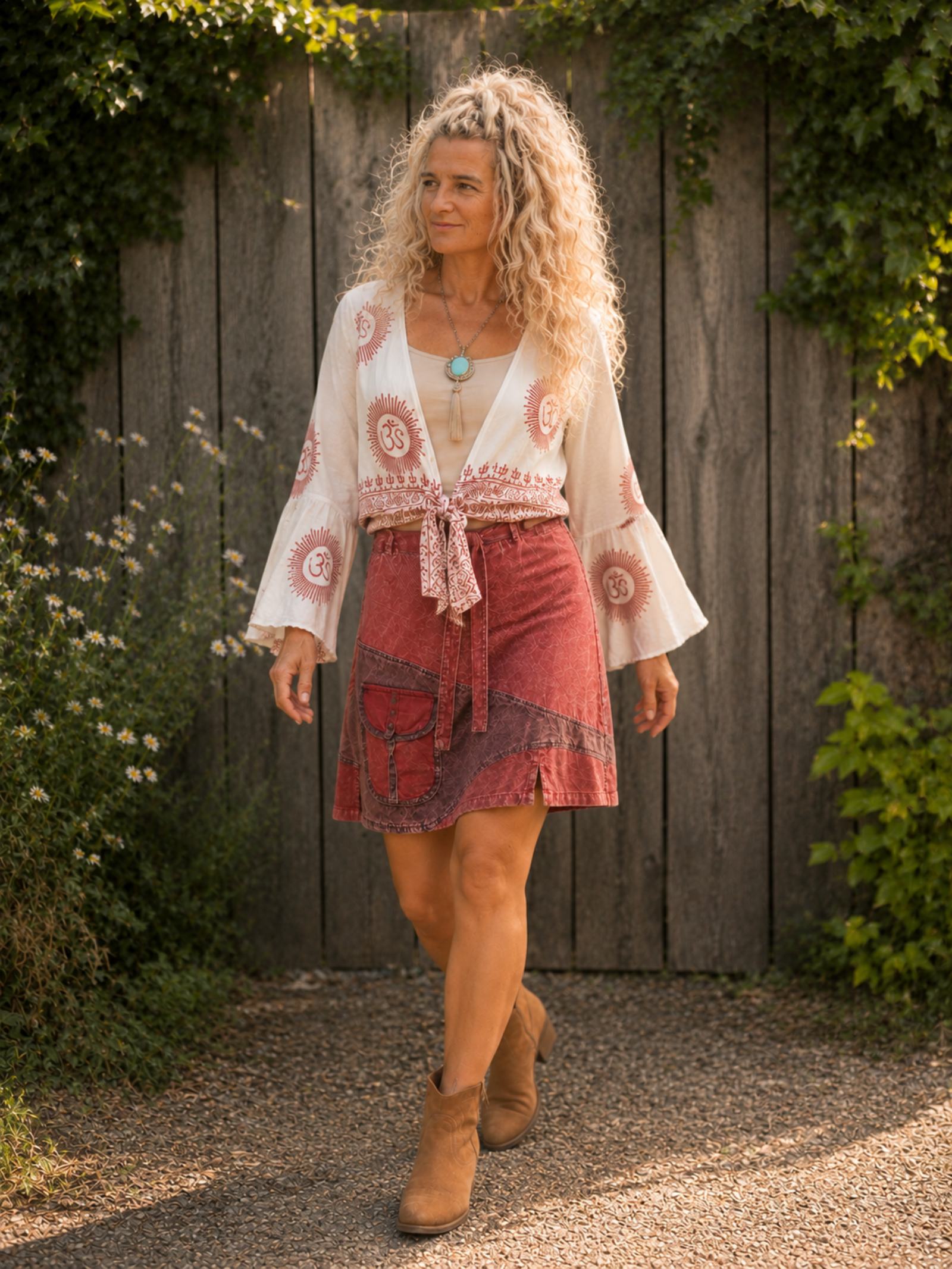 Boho patchwork rok in roodtinten van 100% katoen in beweging gedragen, handgemaakt in Nepal – Old New Atelier