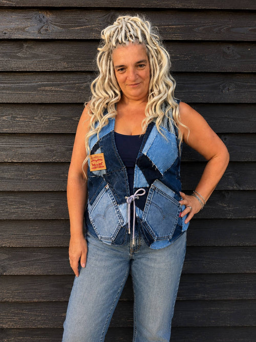 Blue Nomad L/XL One of a Kind Levi's patchwork hesje gedragen door model bij houten schutting.