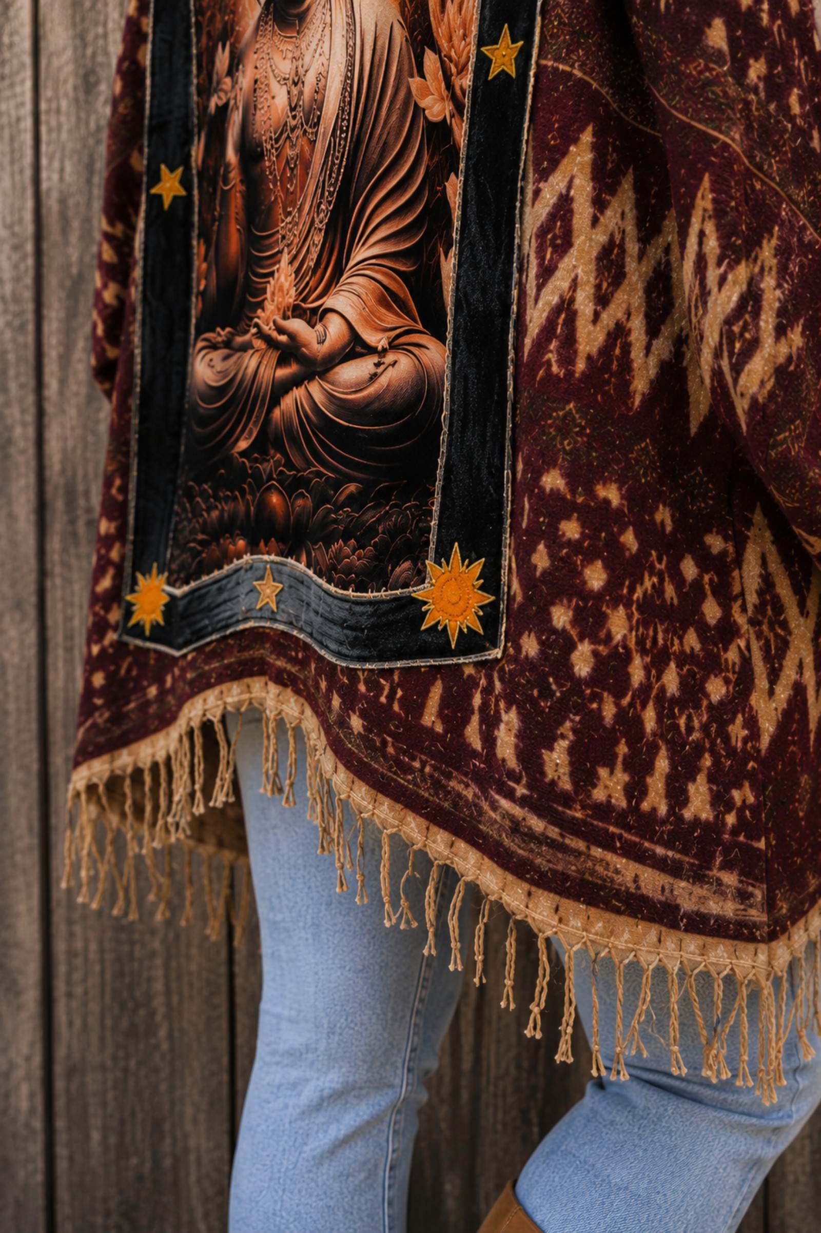 Detailfoto van het Buddha paneel, sterren en franjes op een handgemaakte boho poncho van Old New Atelier.