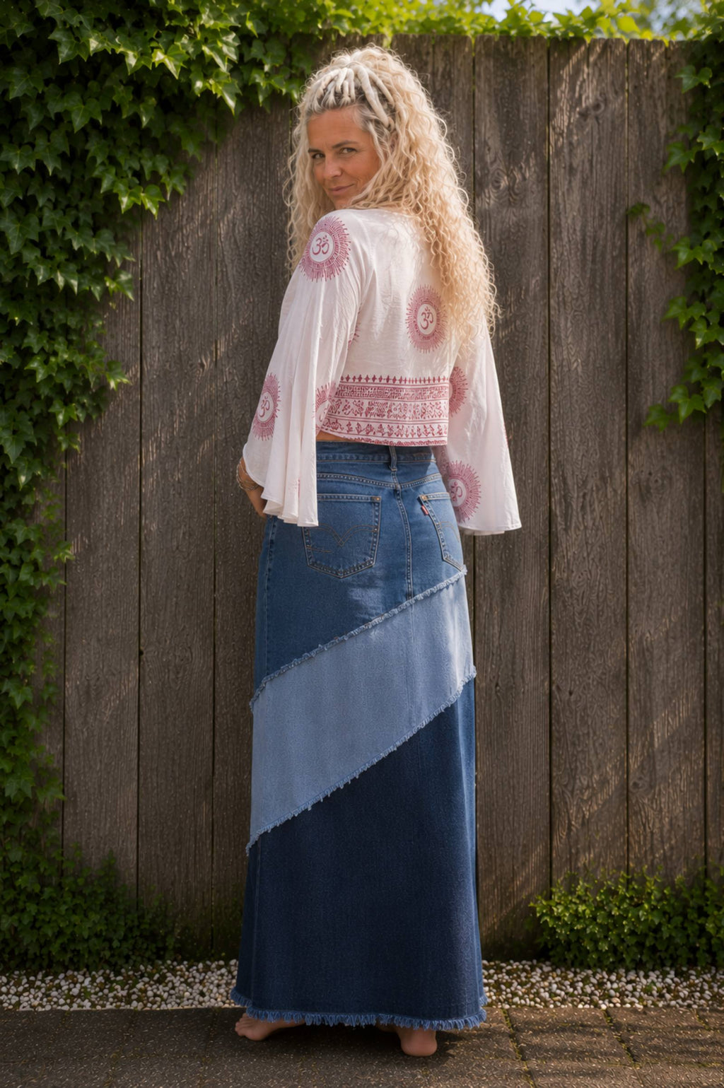 Achterkant van handgemaakte Levi's upcycled denim rok met originele jeanszakken
