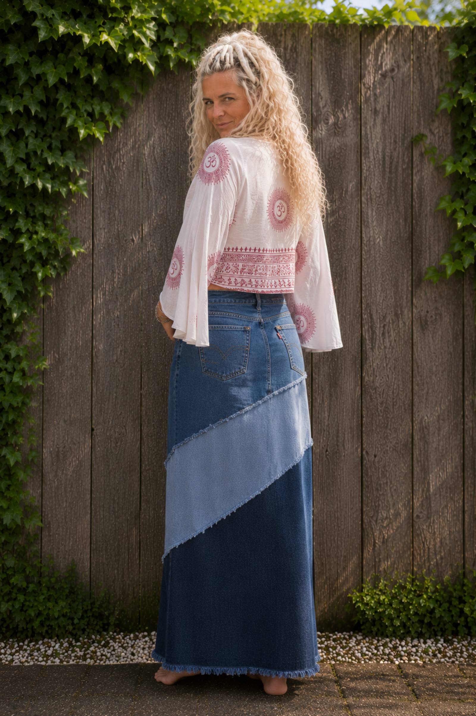 Achterkant van handgemaakte Levi's upcycled denim rok met originele jeanszakken