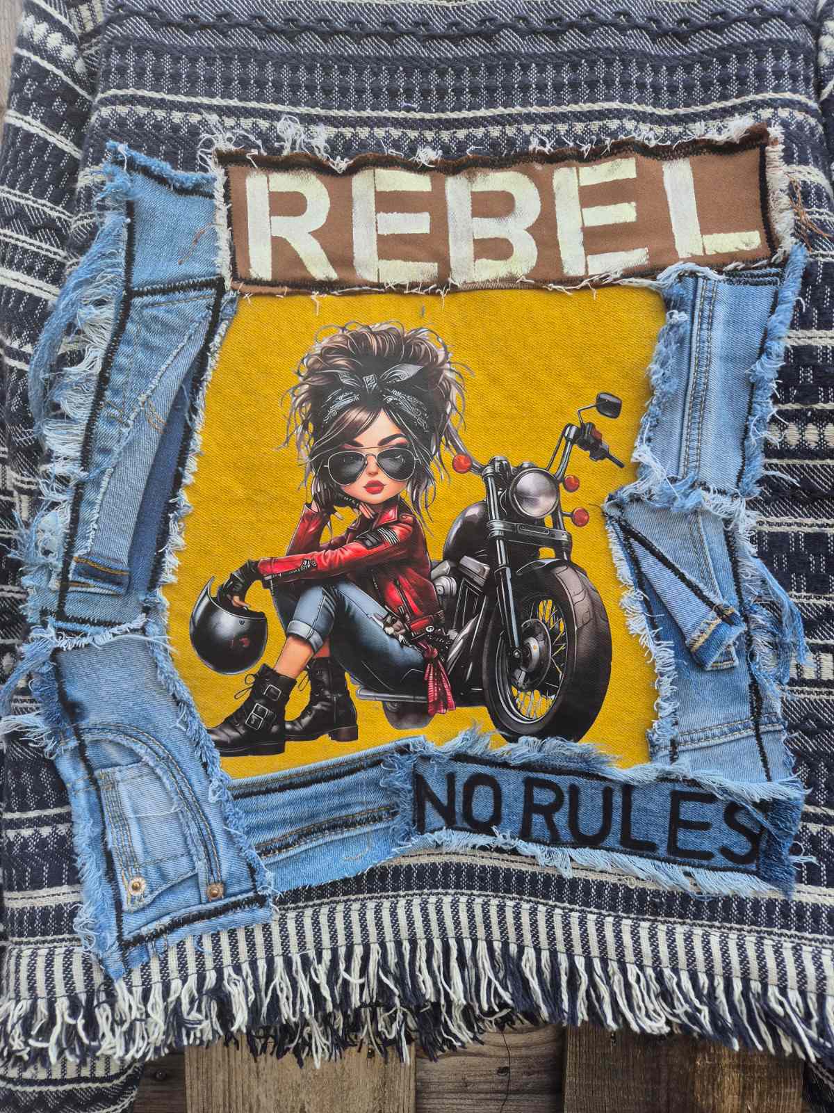 Detail van REBEL artwork en upcycled denim patches op handgemaakt boho jasje