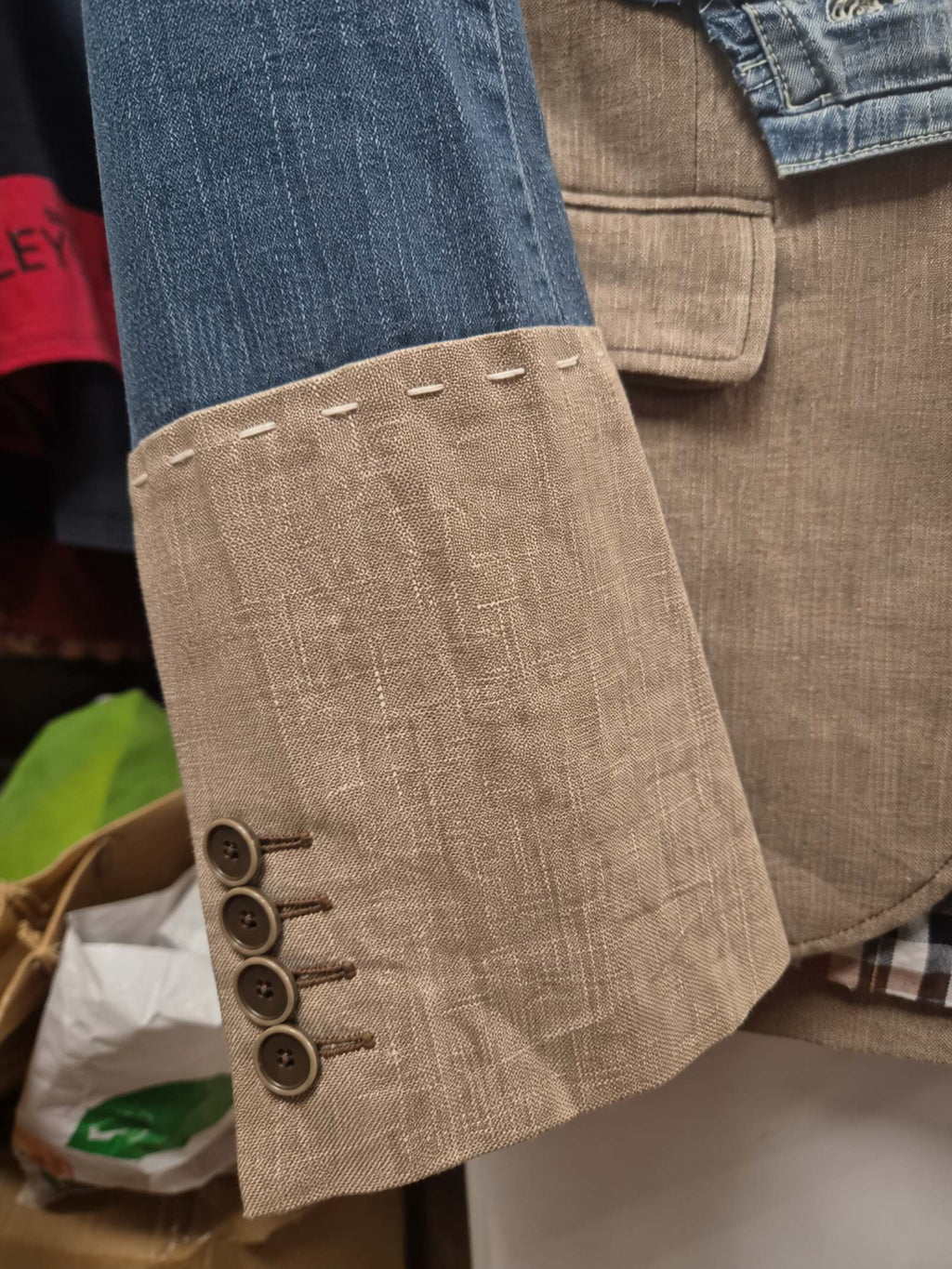 Detail handgestikte manchet upcycled blazer