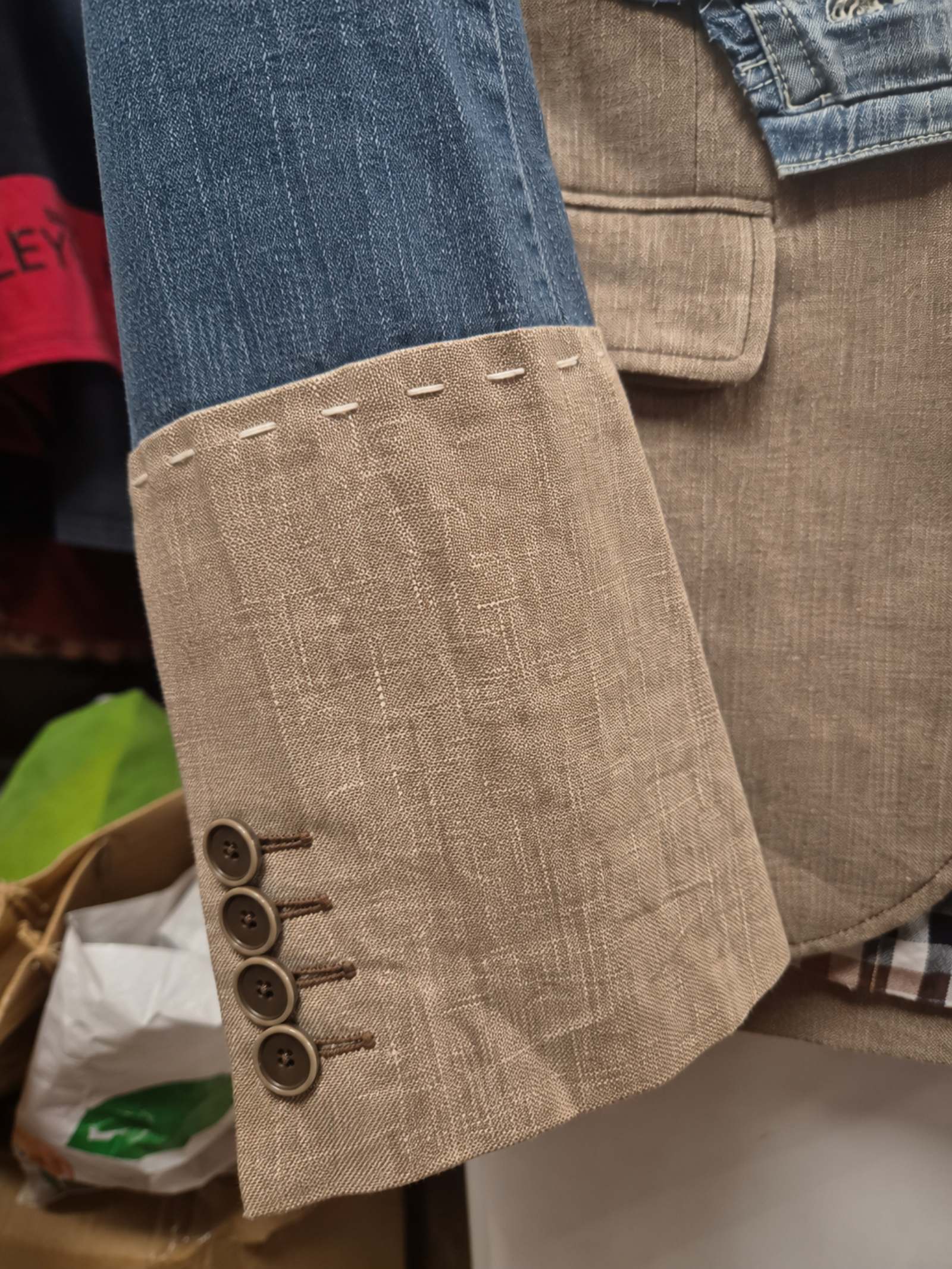 Detail handgestikte manchet upcycled blazer