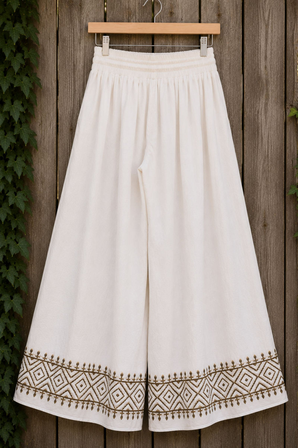 Plat achterkant aan hanger van boho katoenen broek.
