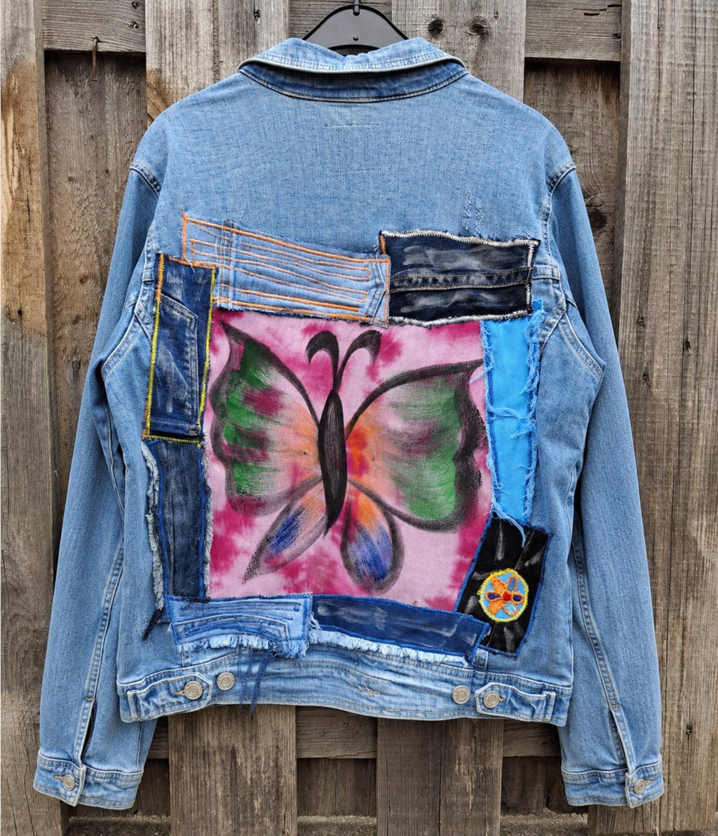 Upcycled butterfly denim jacket achterkant handgemaakt boho jasje