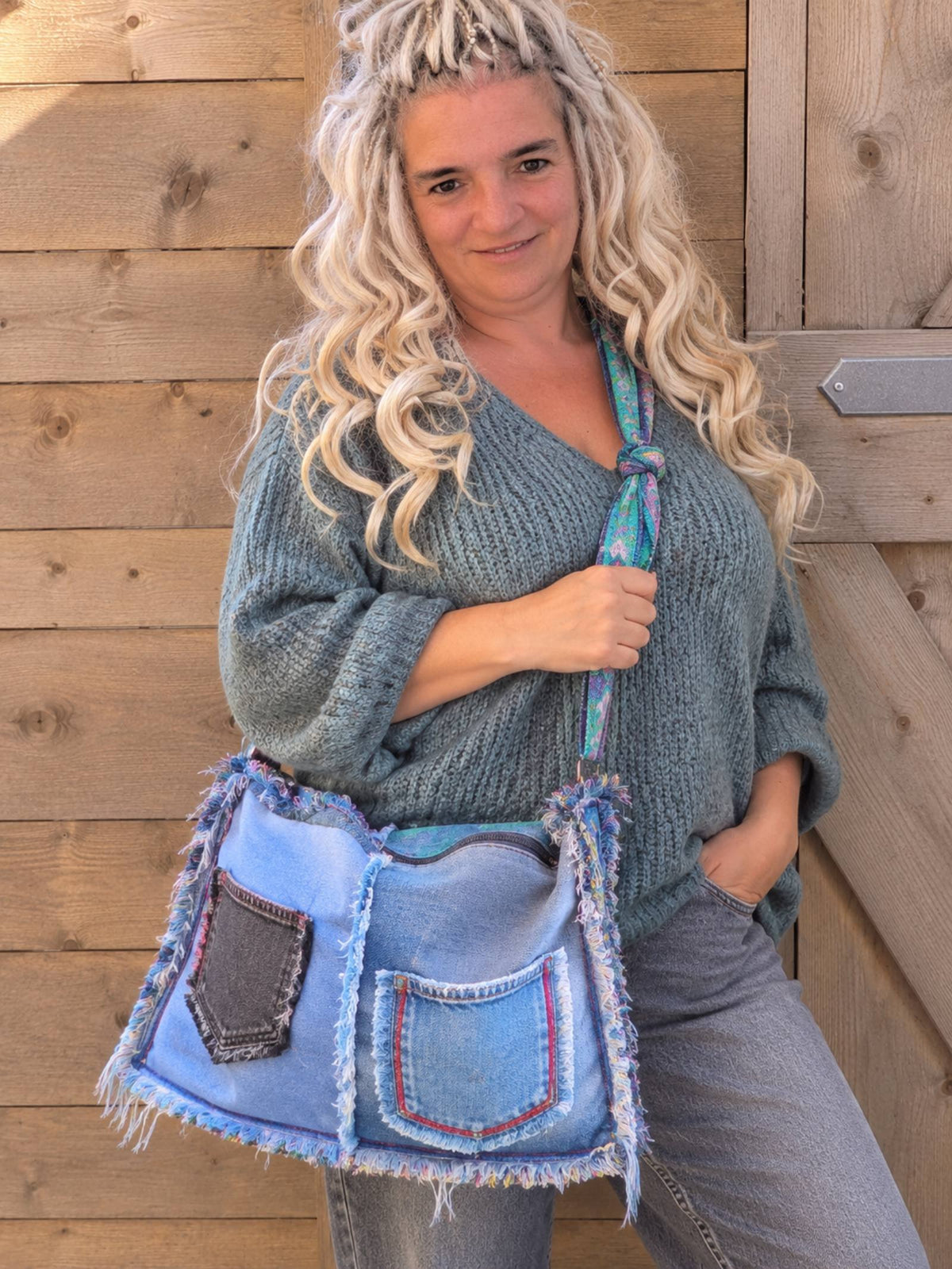 Upcycled denim patchwork tas crossbody gedragen