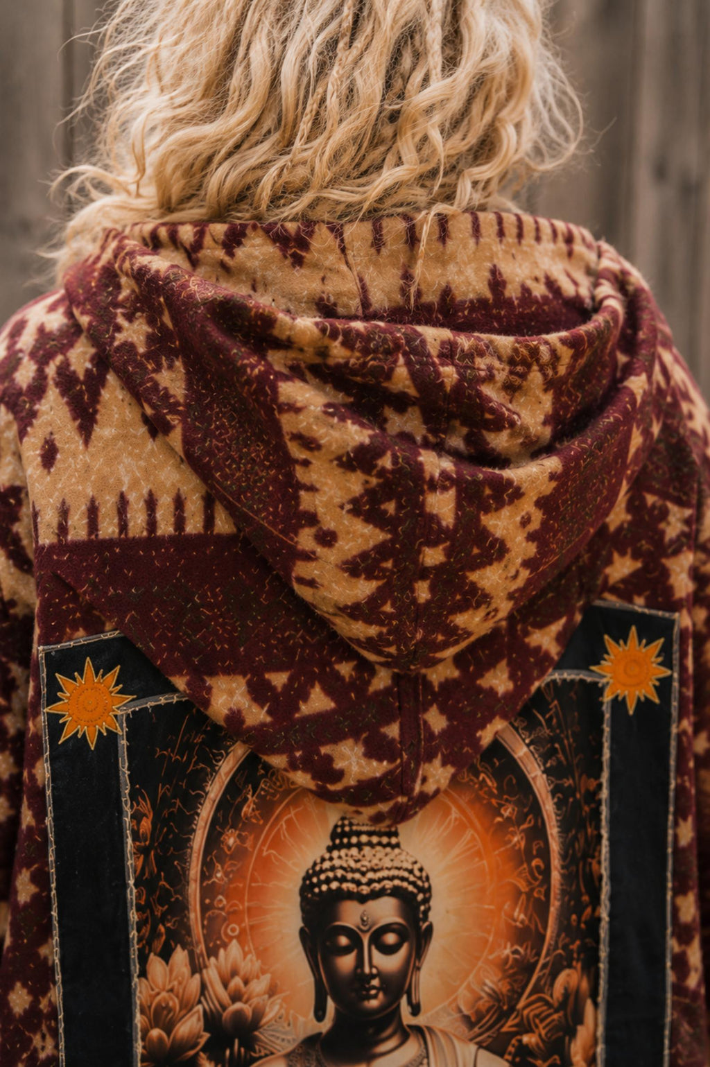 Close-up van de capuchon en geweven stof van een handgemaakte Buddha boho poncho.