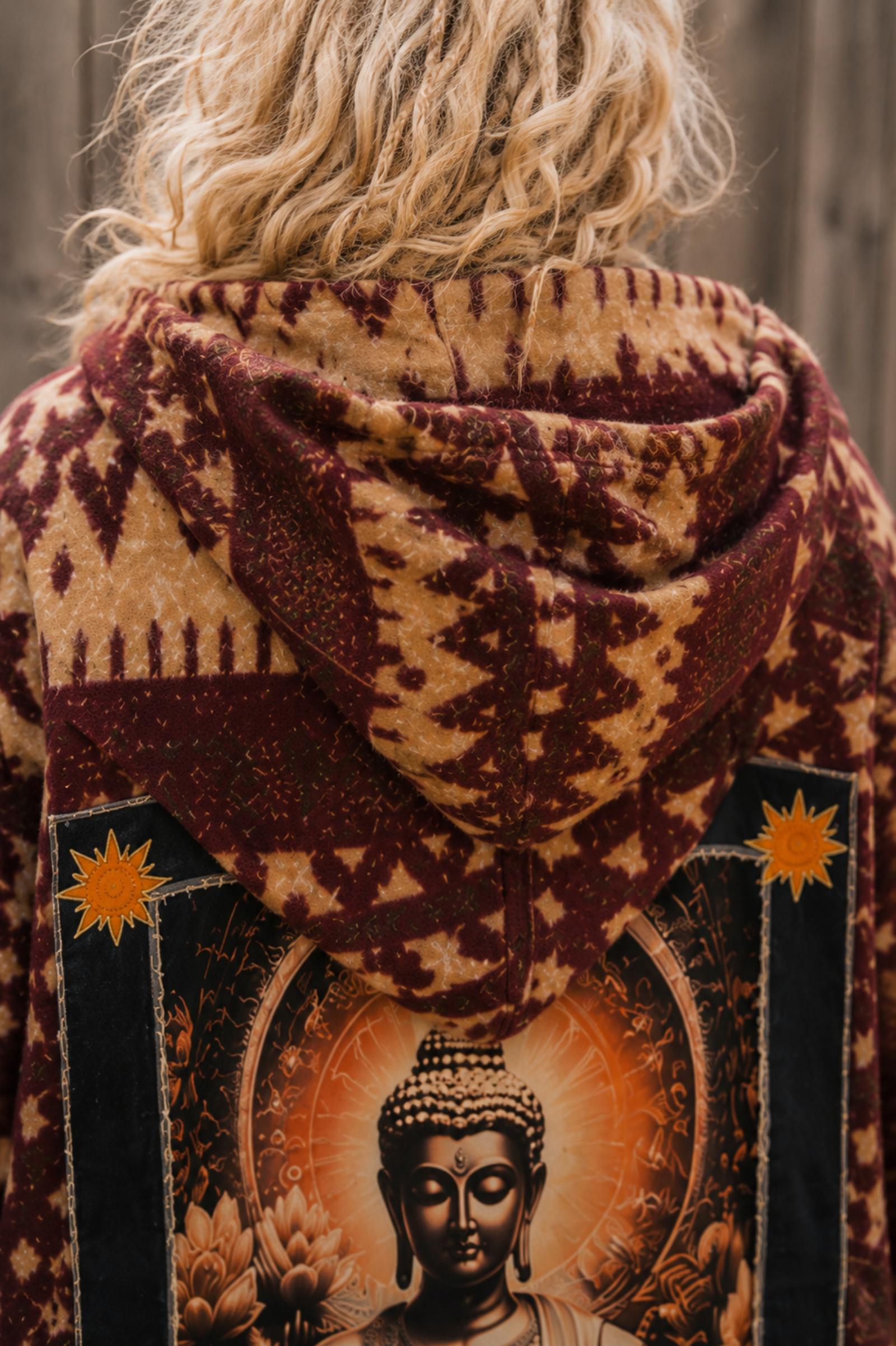 Close-up van de capuchon en geweven stof van een handgemaakte Buddha boho poncho.