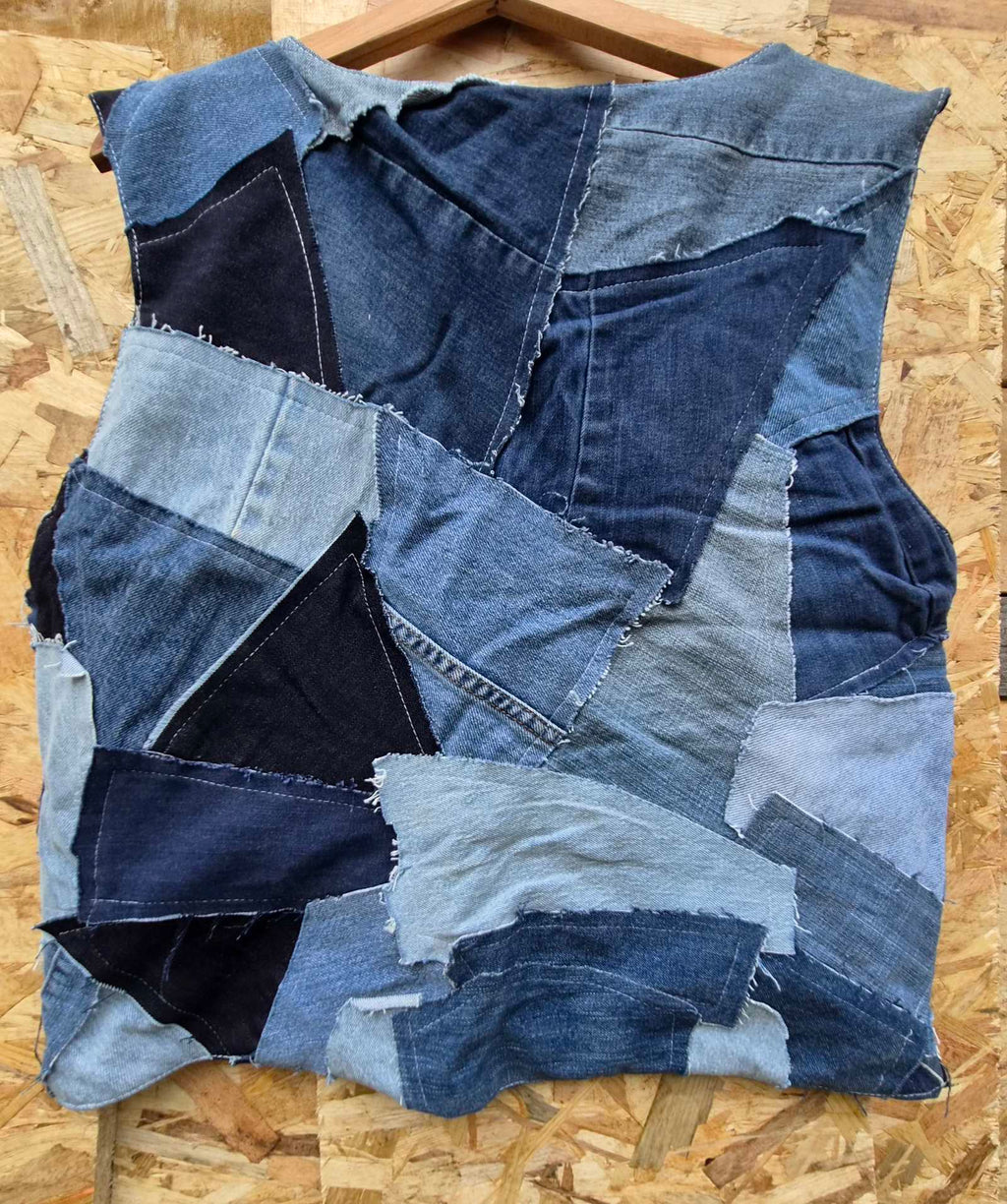 Achterkant van handgemaakt upcycled denim patchwork hesje met unieke denimcombinatie van gerecyclede jeans.
