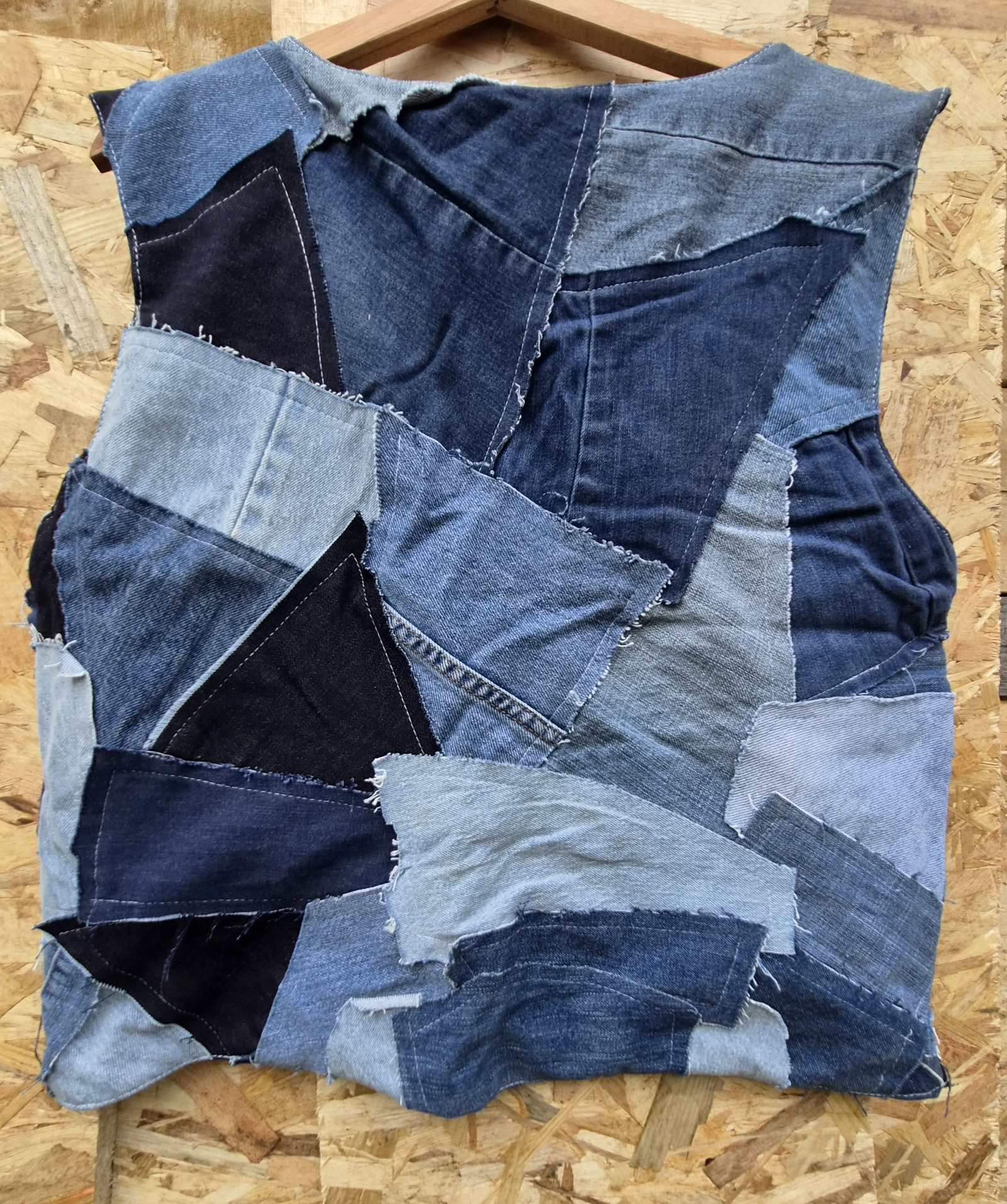 Achterkant van handgemaakt upcycled denim patchwork hesje met unieke denimcombinatie van gerecyclede jeans.