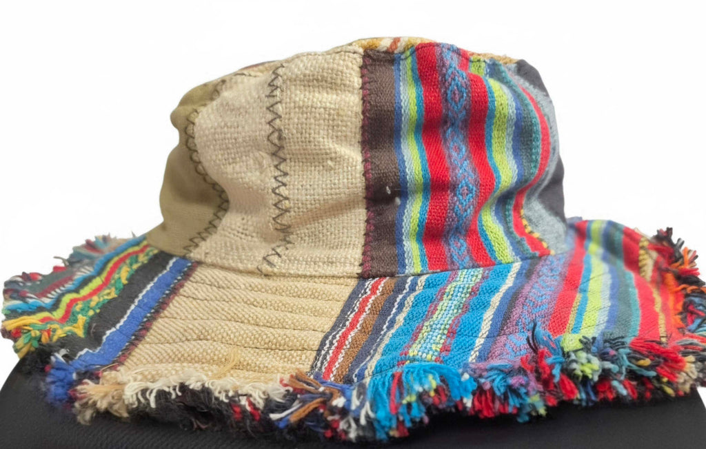 Vooraanzicht van een handgemaakte patchwork boho hoed van 100% hergebruikt katoen uit Nepal.