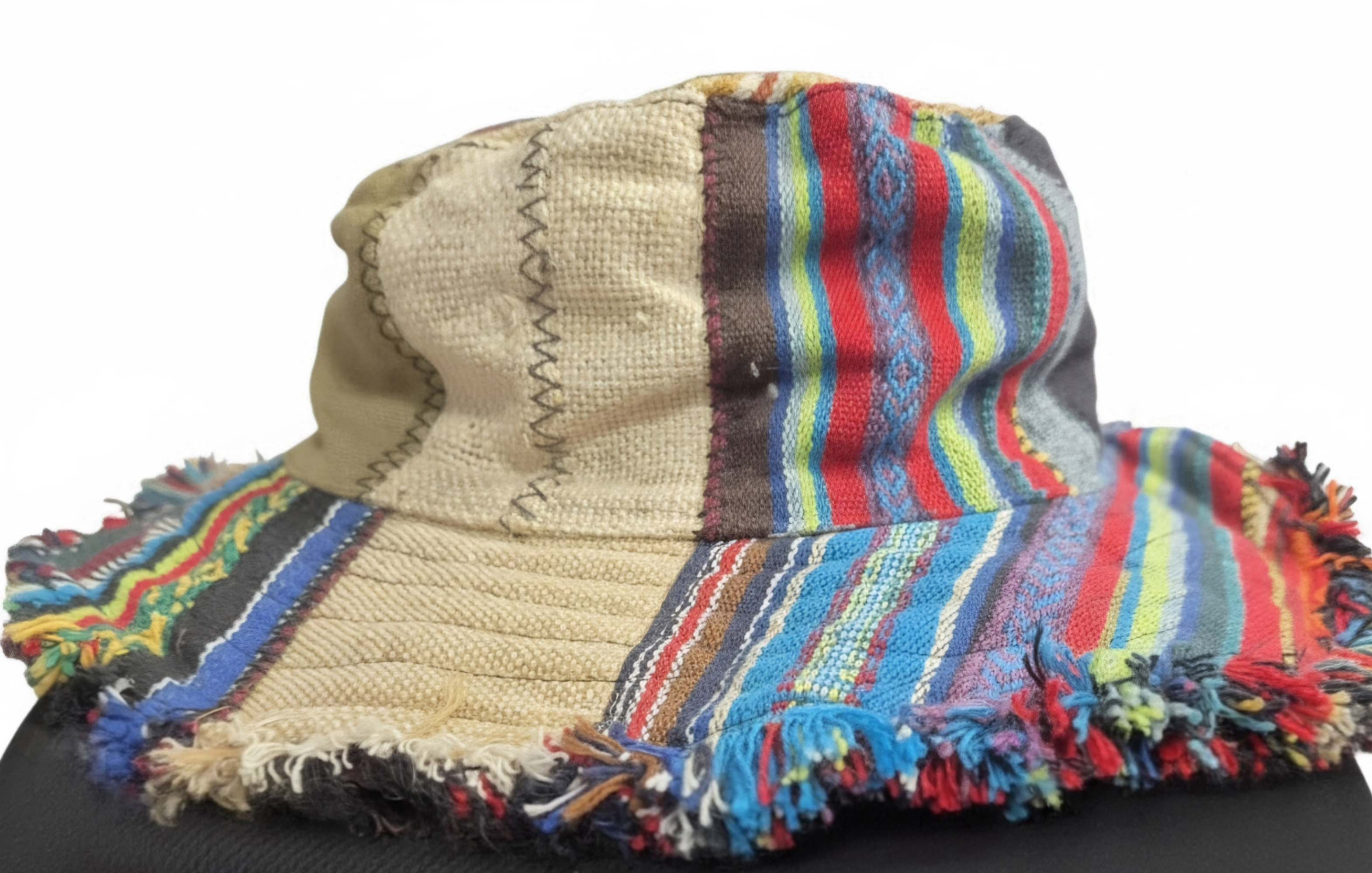 Vooraanzicht van een handgemaakte patchwork boho hoed van 100% hergebruikt katoen uit Nepal.