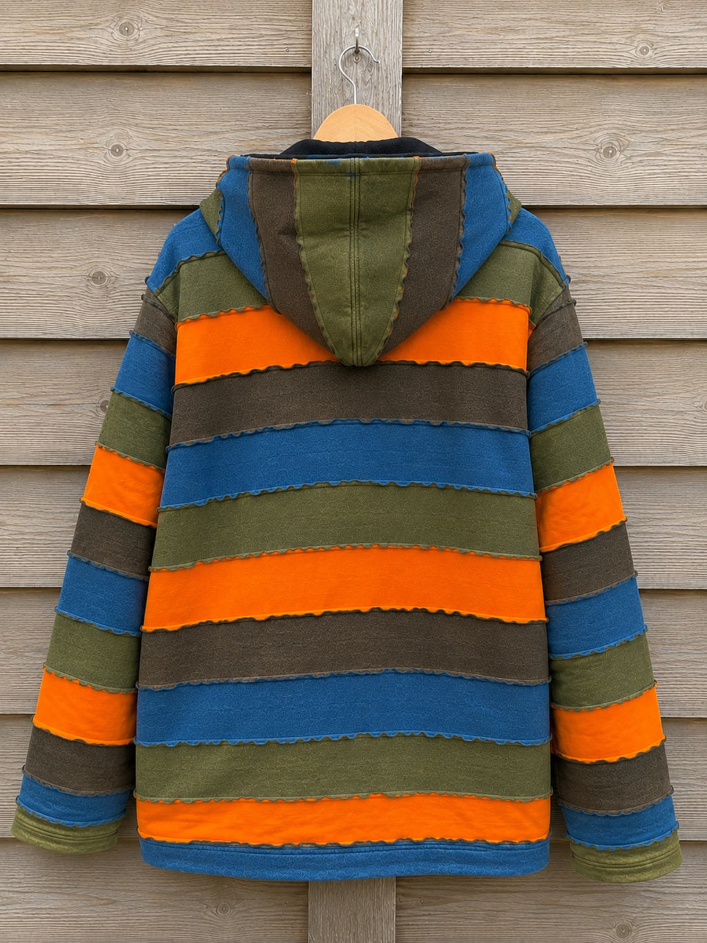 Achterkant van kleurrijk katoenen boho vest met capuchon