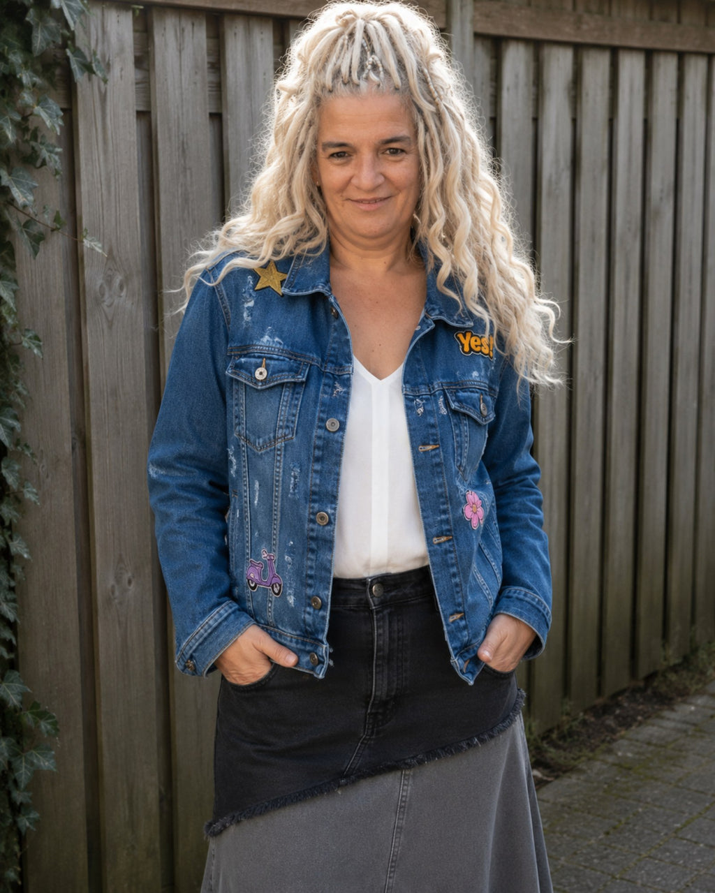 Gedragen upcycled denim jasje met boho applicaties van Old New Atelier