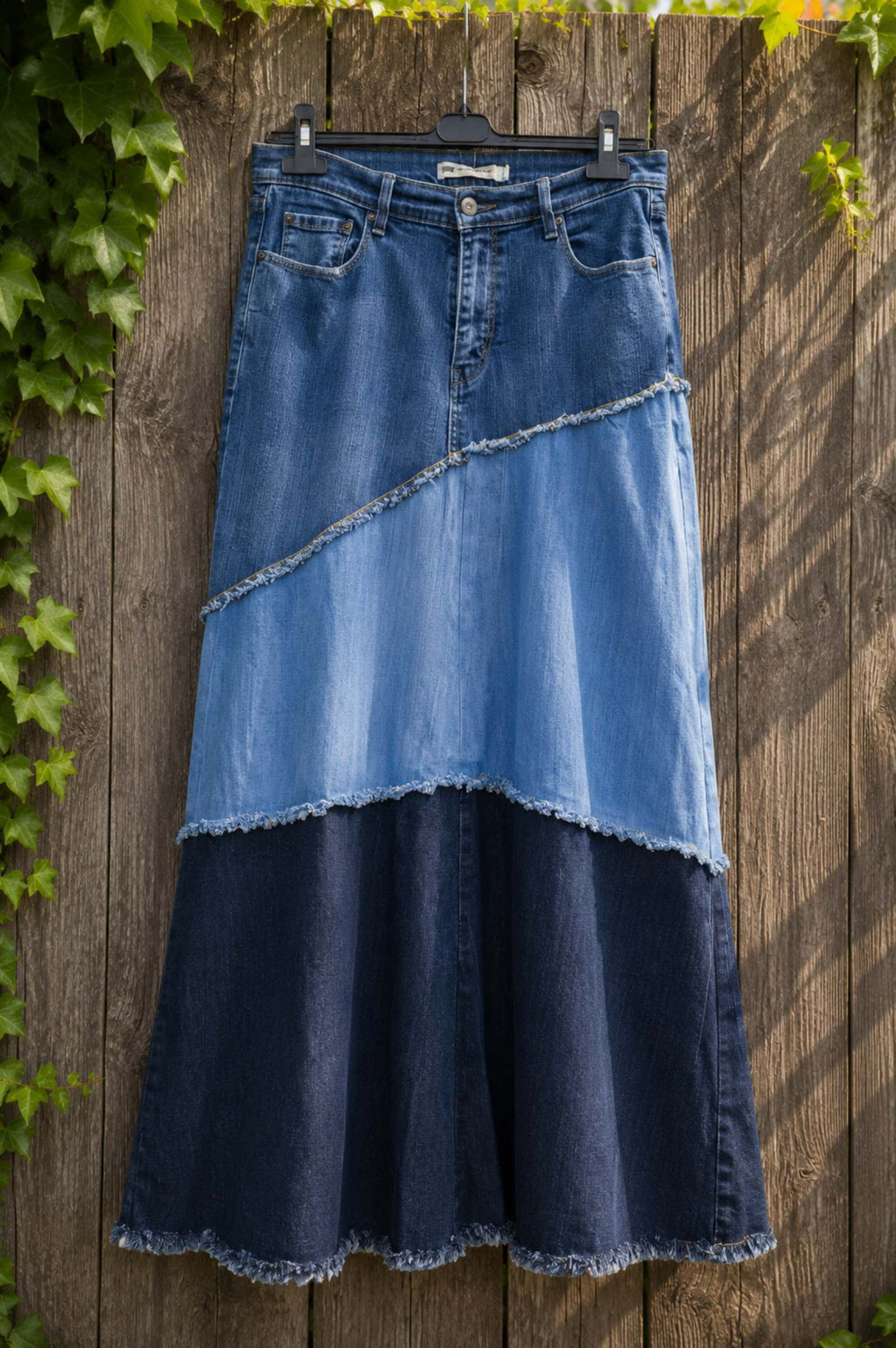 Lange Levi's upcycled denim rok los gefotografeerd met drie verschillende denimtinten