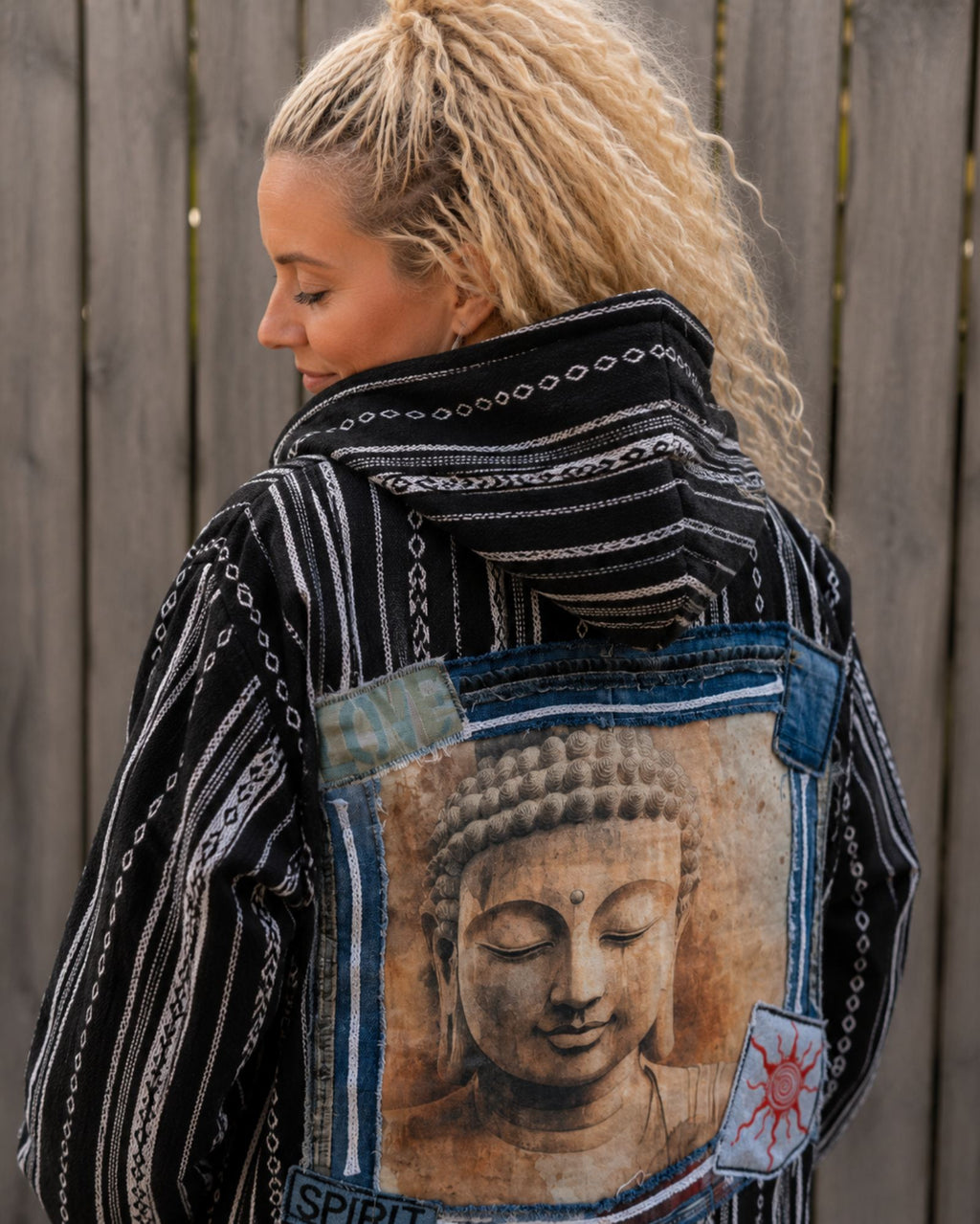 Detail van de handgemaakte capuchon van een zwart boho capuchonvest terwijl het gedragen wordt – Old New Atelier