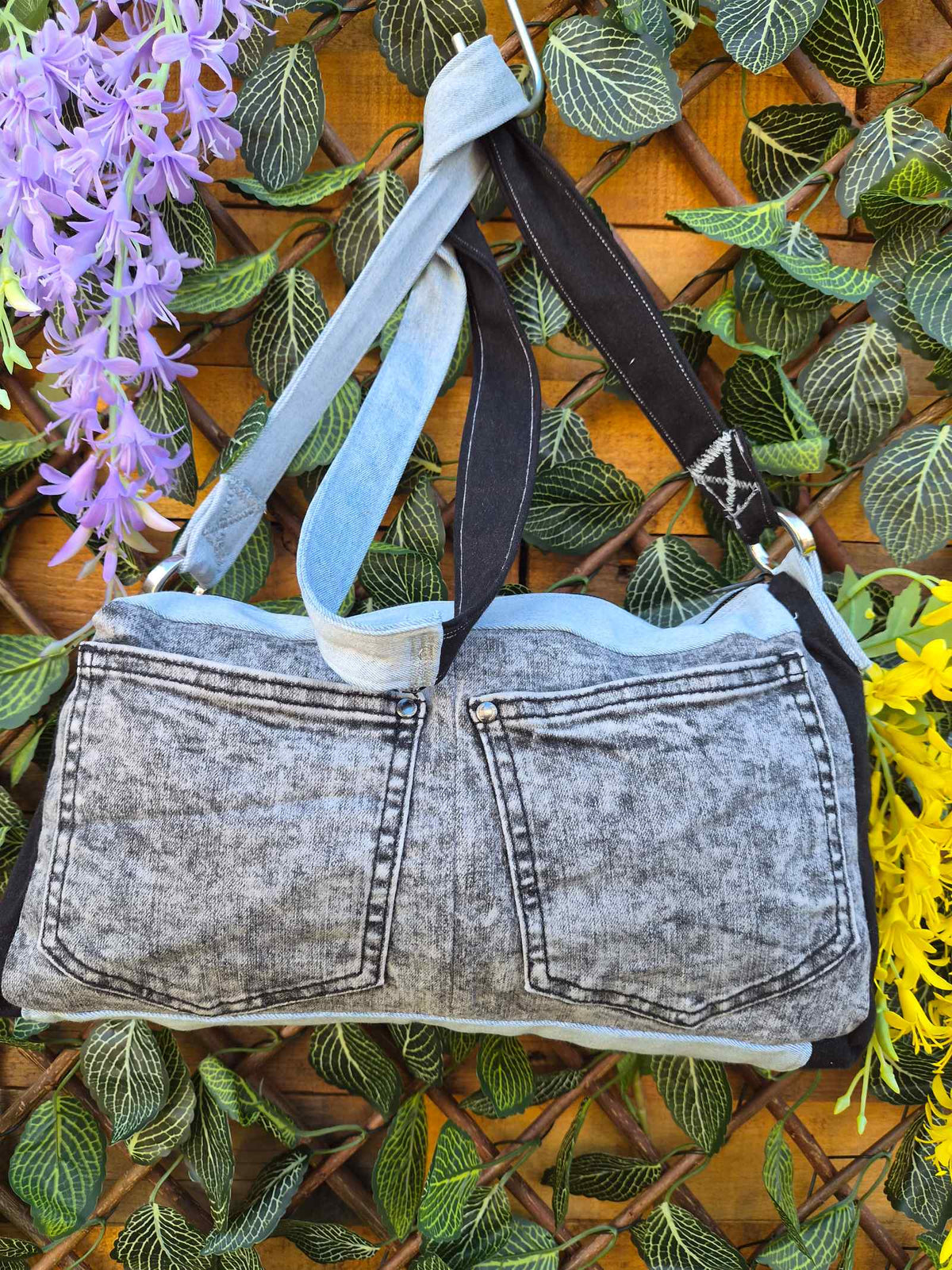 Achterzijde handgemaakte denim schoudertas met grijze jeanszakken
