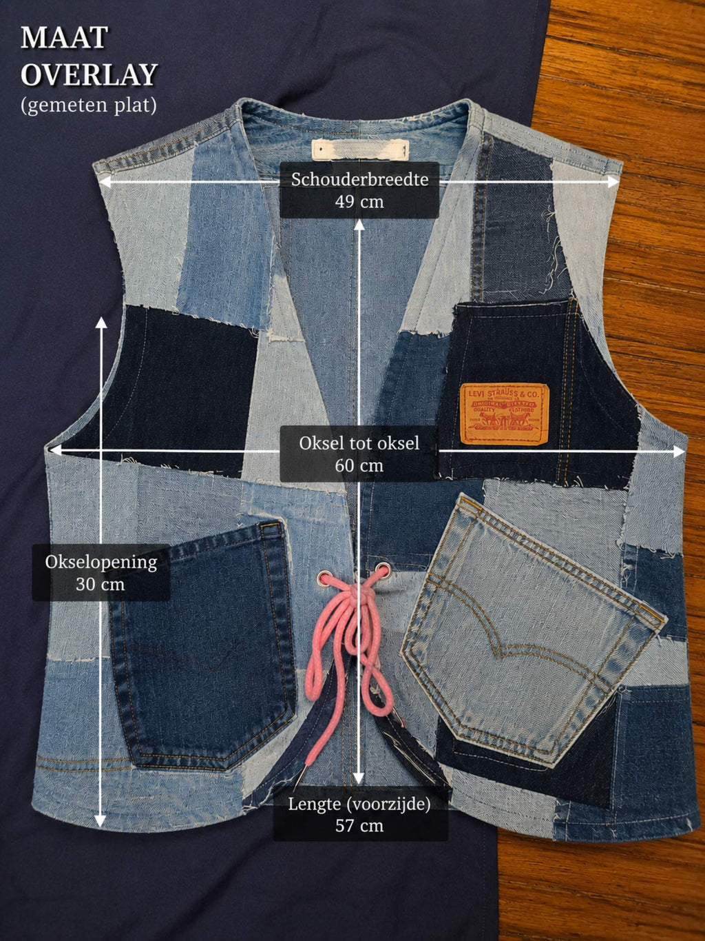 Maatoverlay van Blue Nomad L/XL Levi's patchwork hesje met schouderbreedte 49 cm, oksel tot oksel 60 cm en lengte 62 cm.