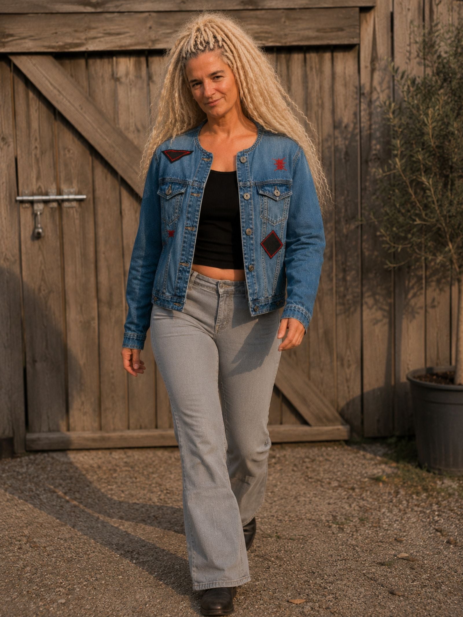 Lopende sfeerfoto van het One of a Kind upcycled denim jasje, handgemaakt en uniek door Old New Atelier.