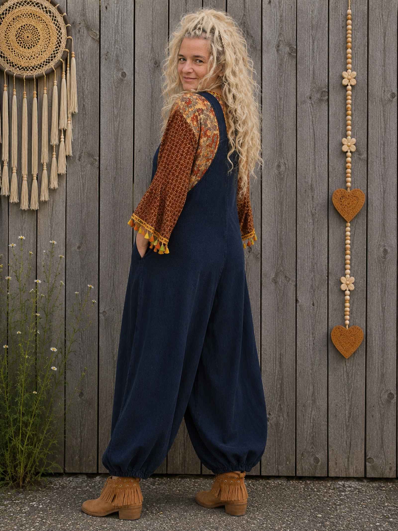 Blauwe boho harem tuinbroek vanuit schuine achterzijde met comfortabele oversized pasvorm.