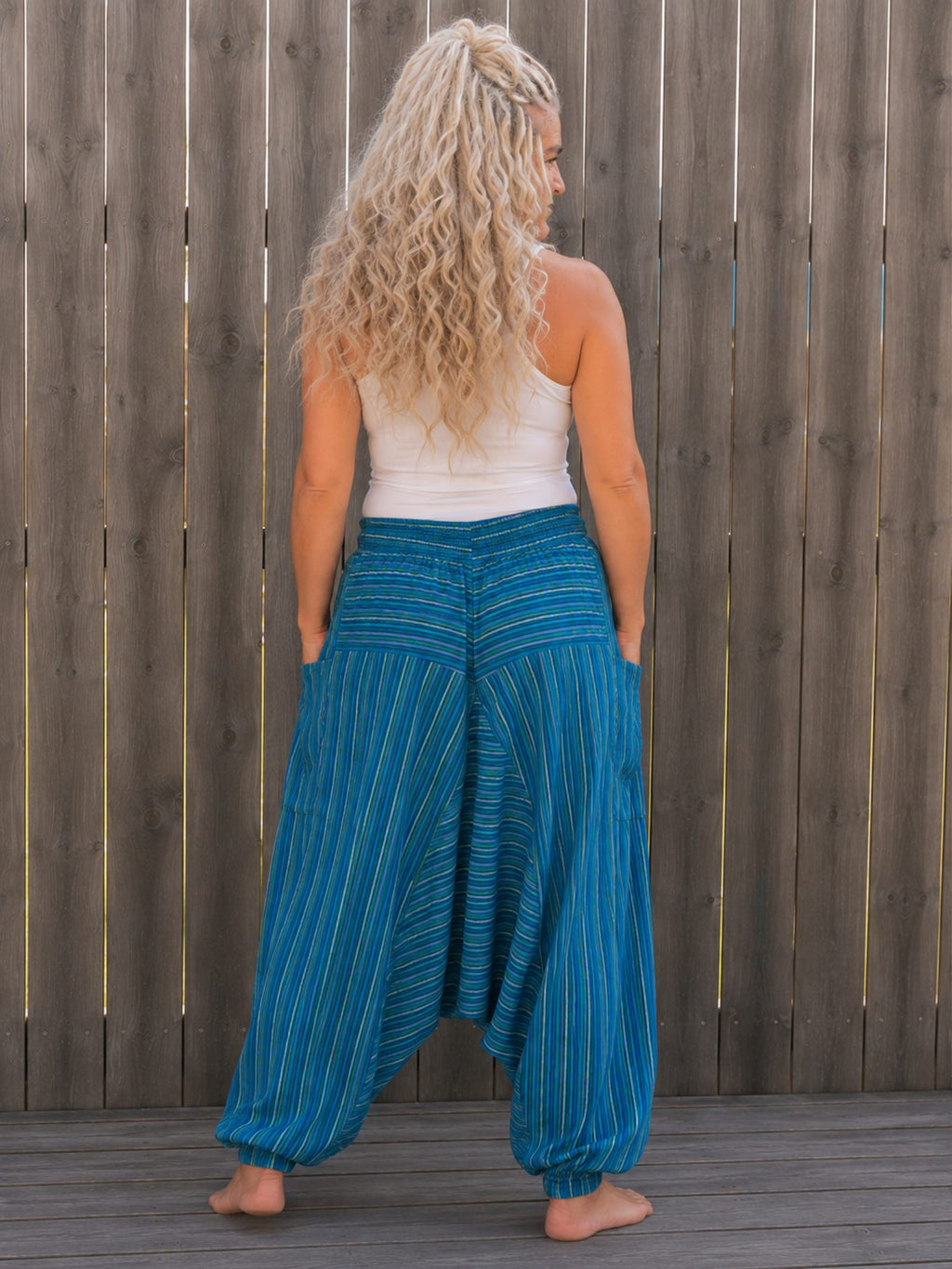 Achterkant van blauw gestreepte boho harembroek met elastische taille