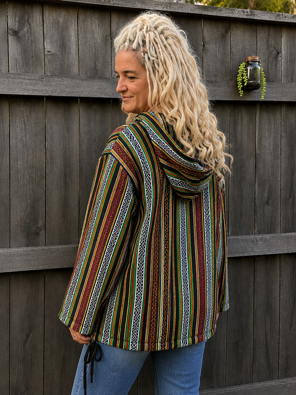 Multicolor boho hoodie gedragen in 3/4 achteraanzicht met capuchon