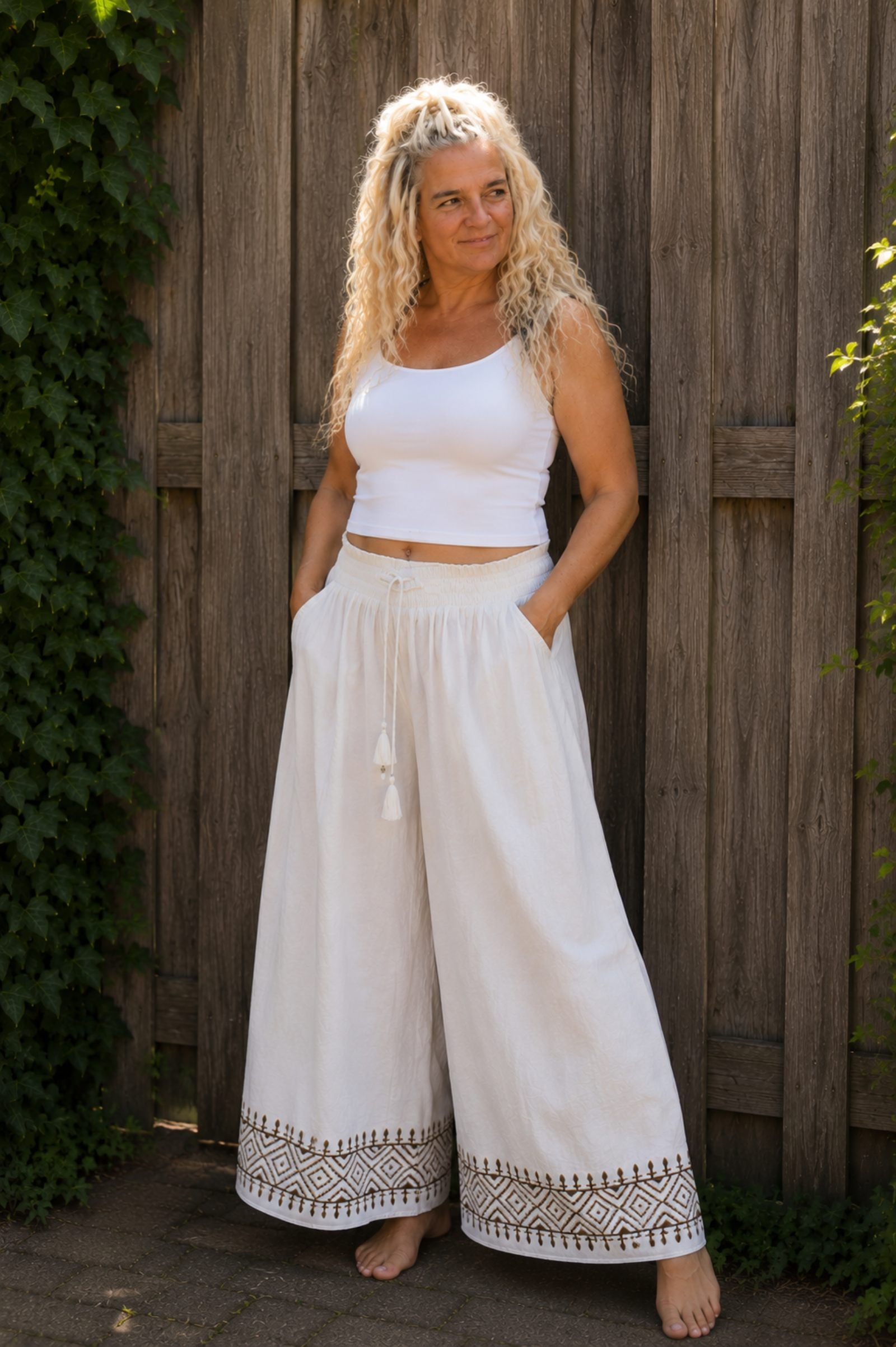 Luchtige boho broek van katoen met elastische taille gedragen.
