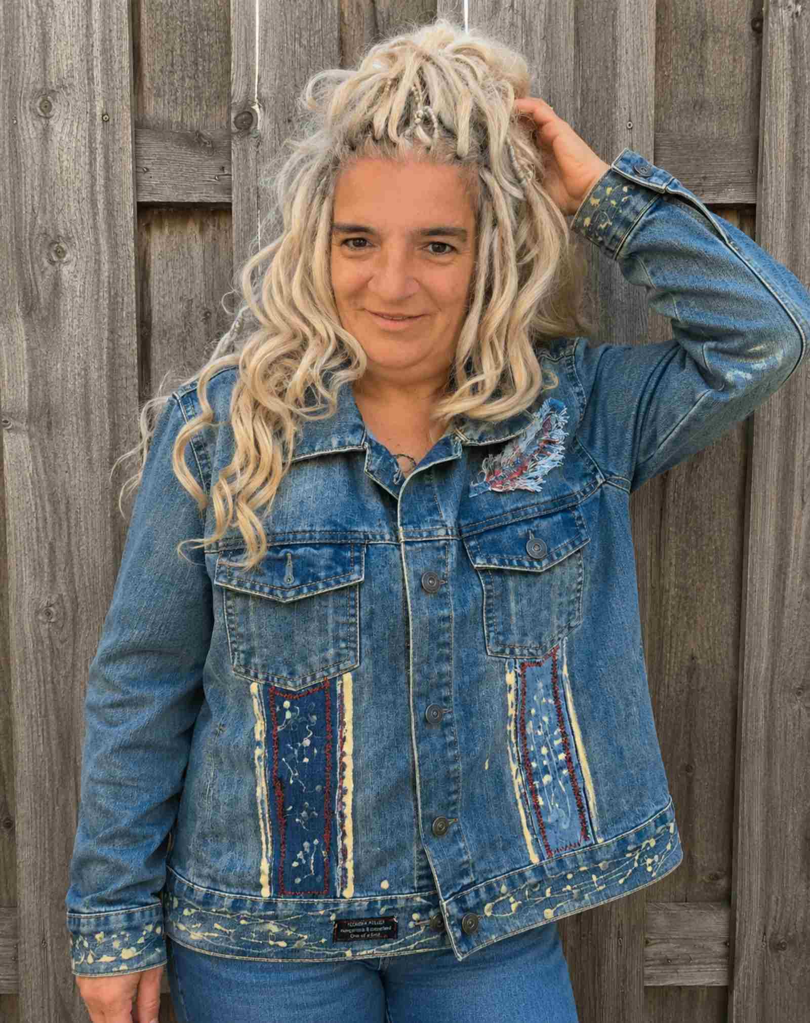 One of a Kind Wild Soul denim jasje van Old New Atelier, handgemaakt upcycled spijkerjasje gedragen door Melanie in boho stijl.
