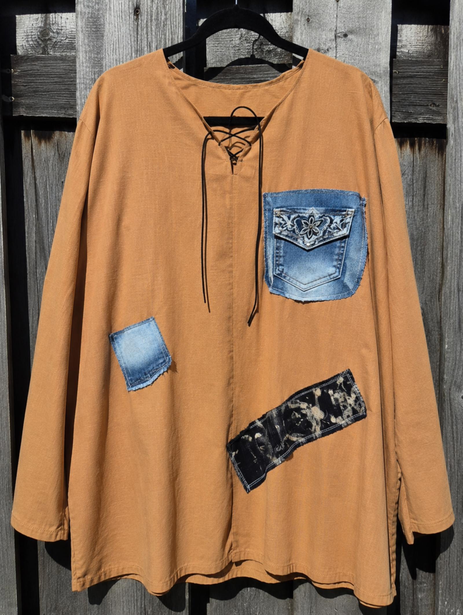 Handgemaakte oversized camel blouse met upcycled denim borstzak en denim applicaties | One Size XL
