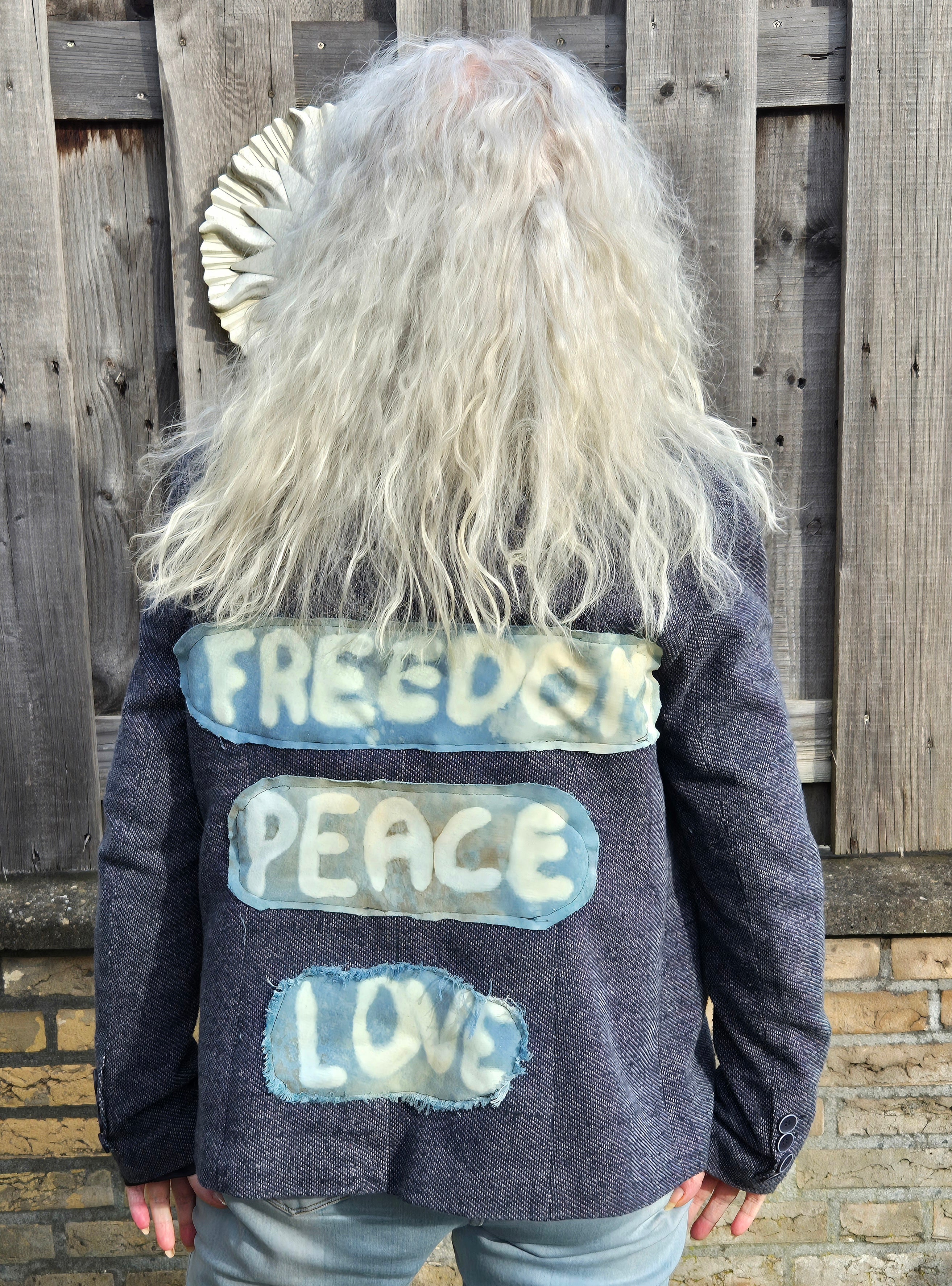 Upcycled blazer achterkant met Freedom Peace Love design