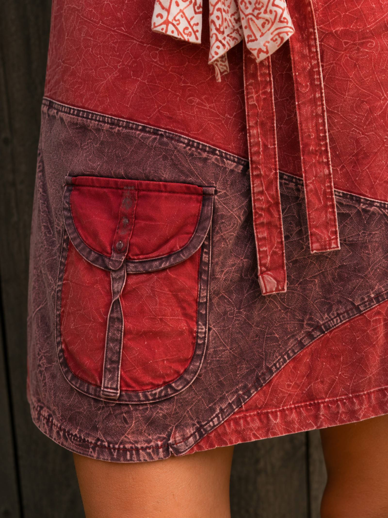 Detail van handgemaakt opgenaaid zakje op rode patchwork rok van 100% katoen uit Nepal – Old New Atelier