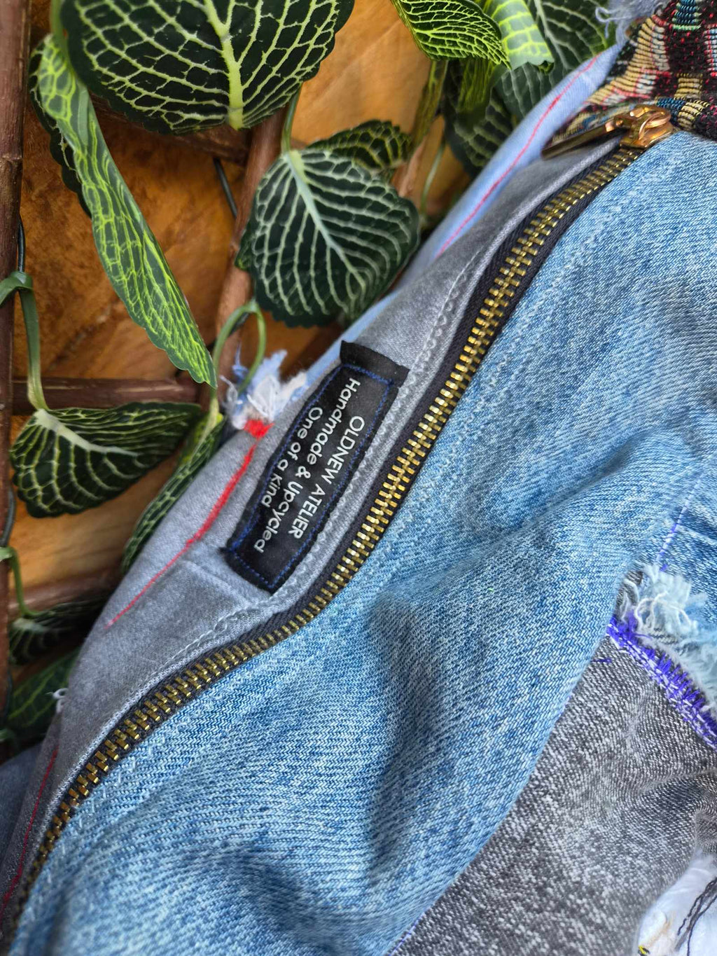 Ritssluiting en Old New Atelier label in handgemaakte denim tas